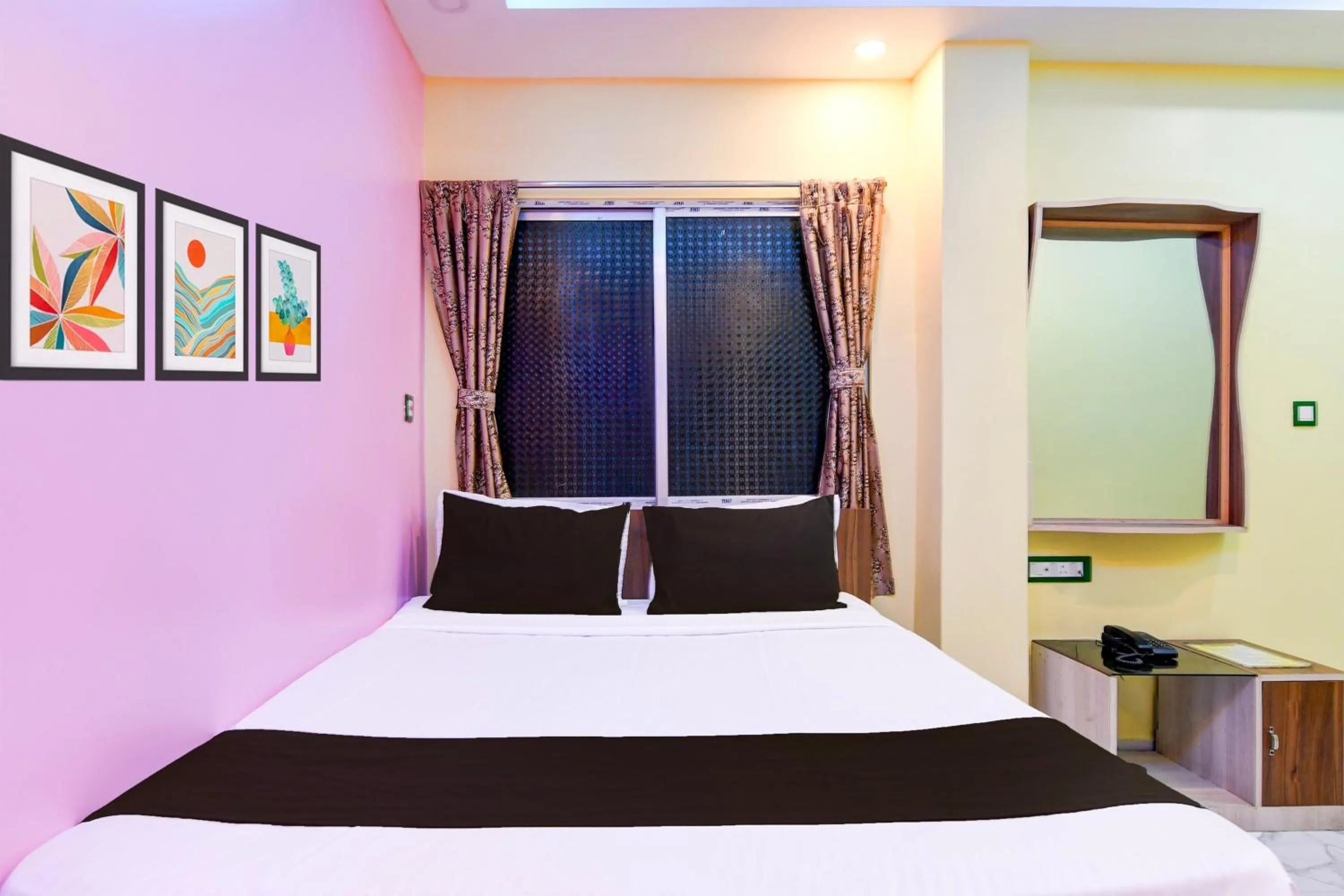 Bedroom, Bed in Hotel O Golden Queen