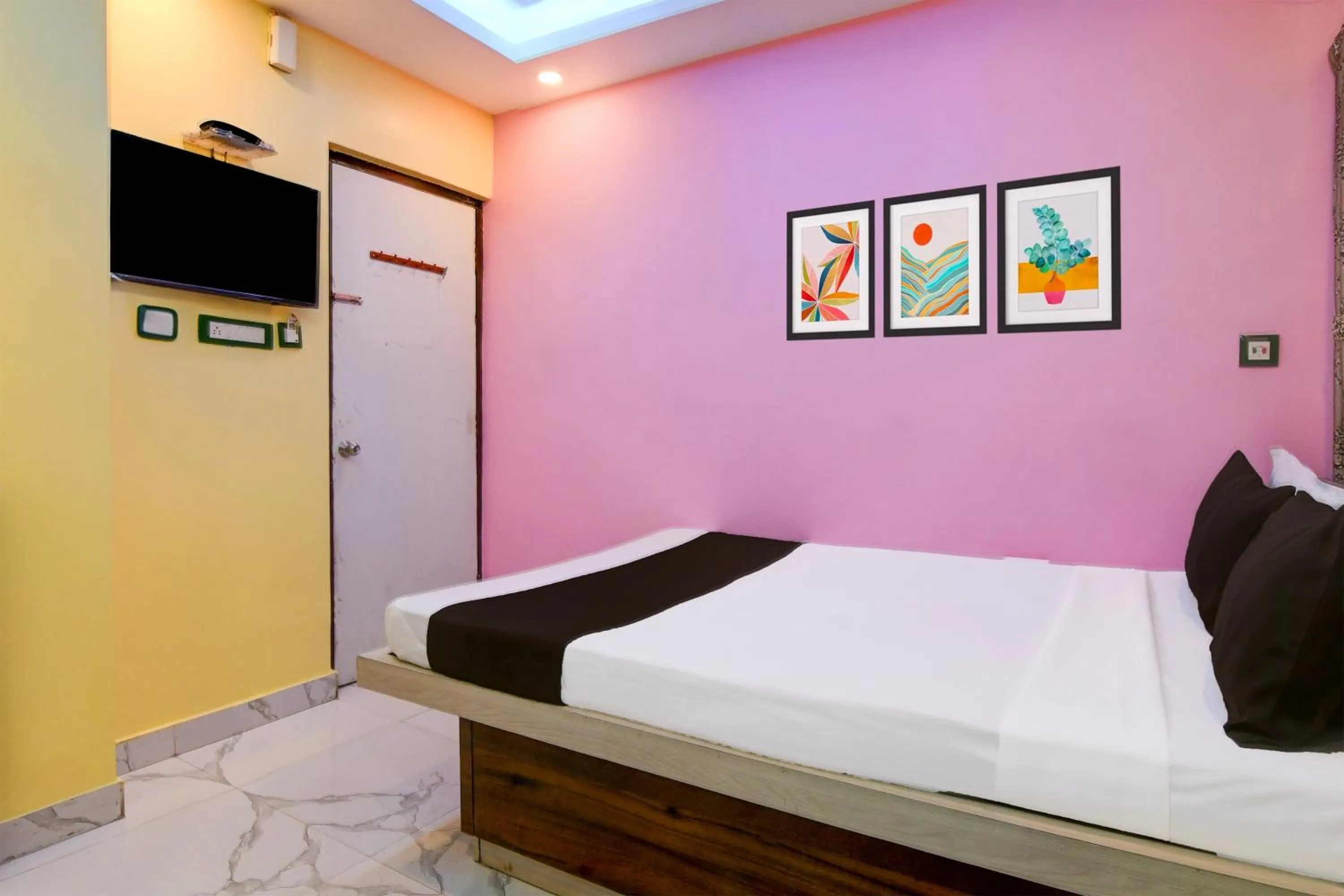 Bedroom, Bed in Hotel O Golden Queen