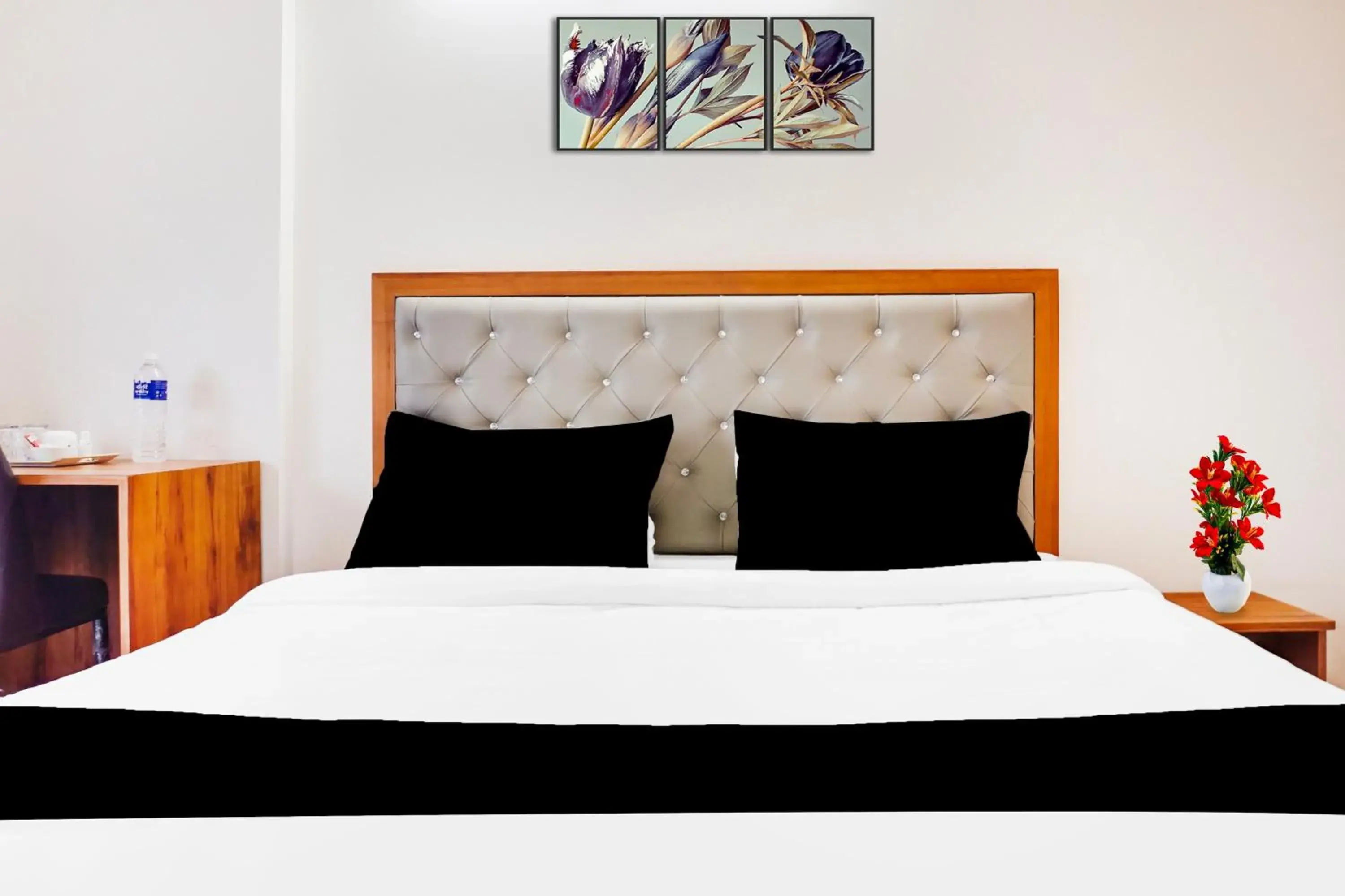 Bedroom, Bed in Super Townhouse Lohegaon Near Pune Airport formerly Landmark Regency Bedroom, Bed in Super Townhouse Lohegaon Near Pune Airport formerly Landmark Regency