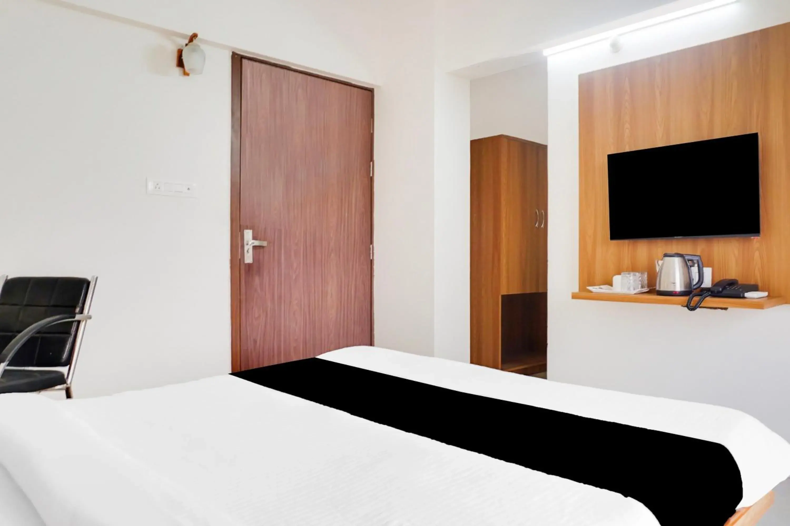 Bedroom, Bed in Super Townhouse Lohegaon Near Pune Airport formerly Landmark Regency Bedroom, Bed in Super Townhouse Lohegaon Near Pune Airport formerly Landmark Regency