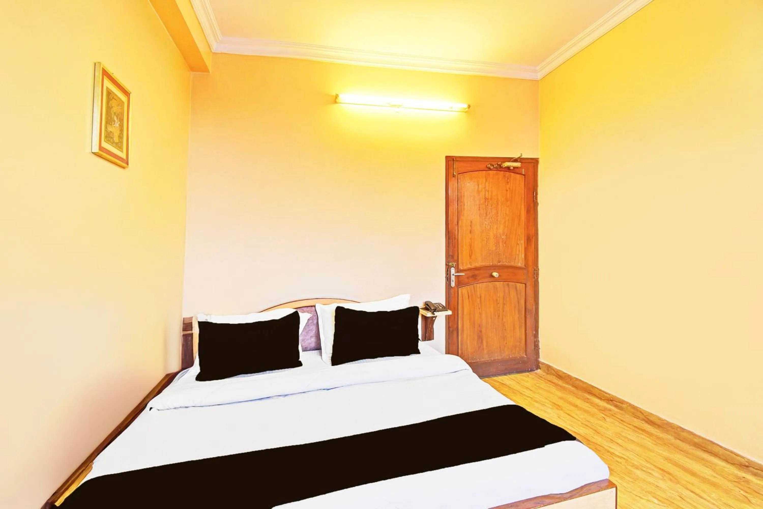 Bedroom, Bed in Super Collection O Hathroi Market Near Dhuleshwar Garden formerly Hotel Rishi