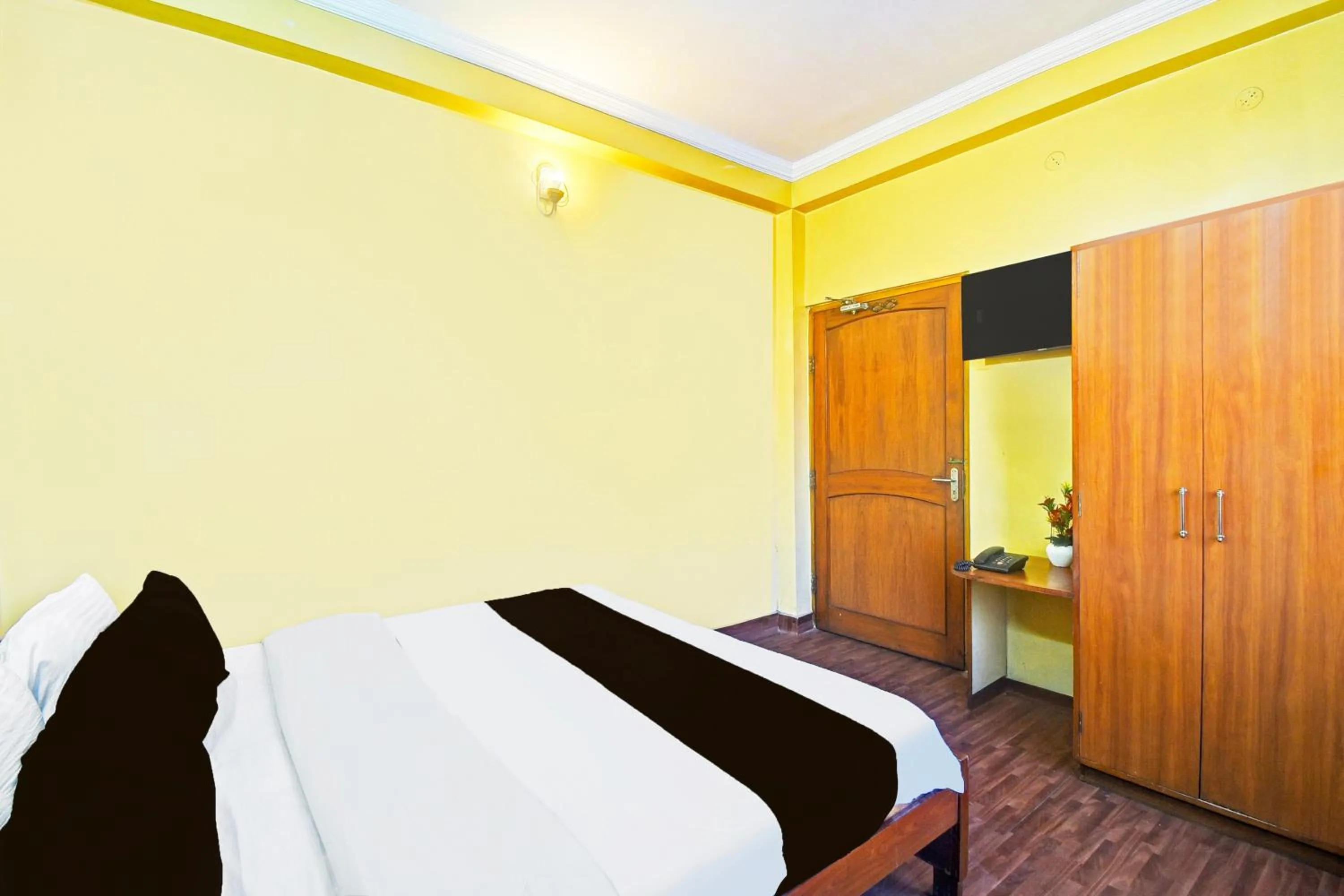 Bedroom, Bed in Super Collection O Hathroi Market Near Dhuleshwar Garden formerly Hotel Rishi