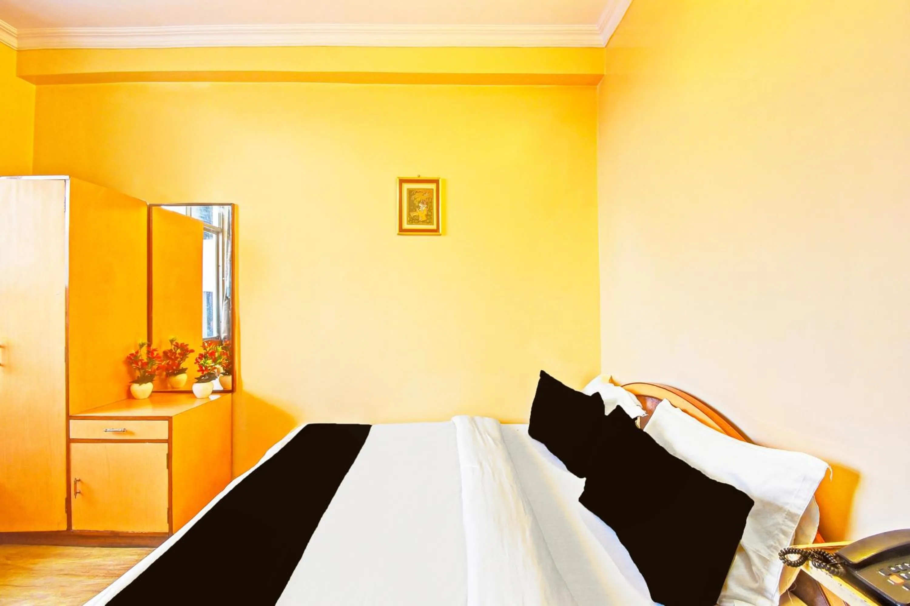 Bedroom, Bed in Super Collection O Hathroi Market Near Dhuleshwar Garden formerly Hotel Rishi