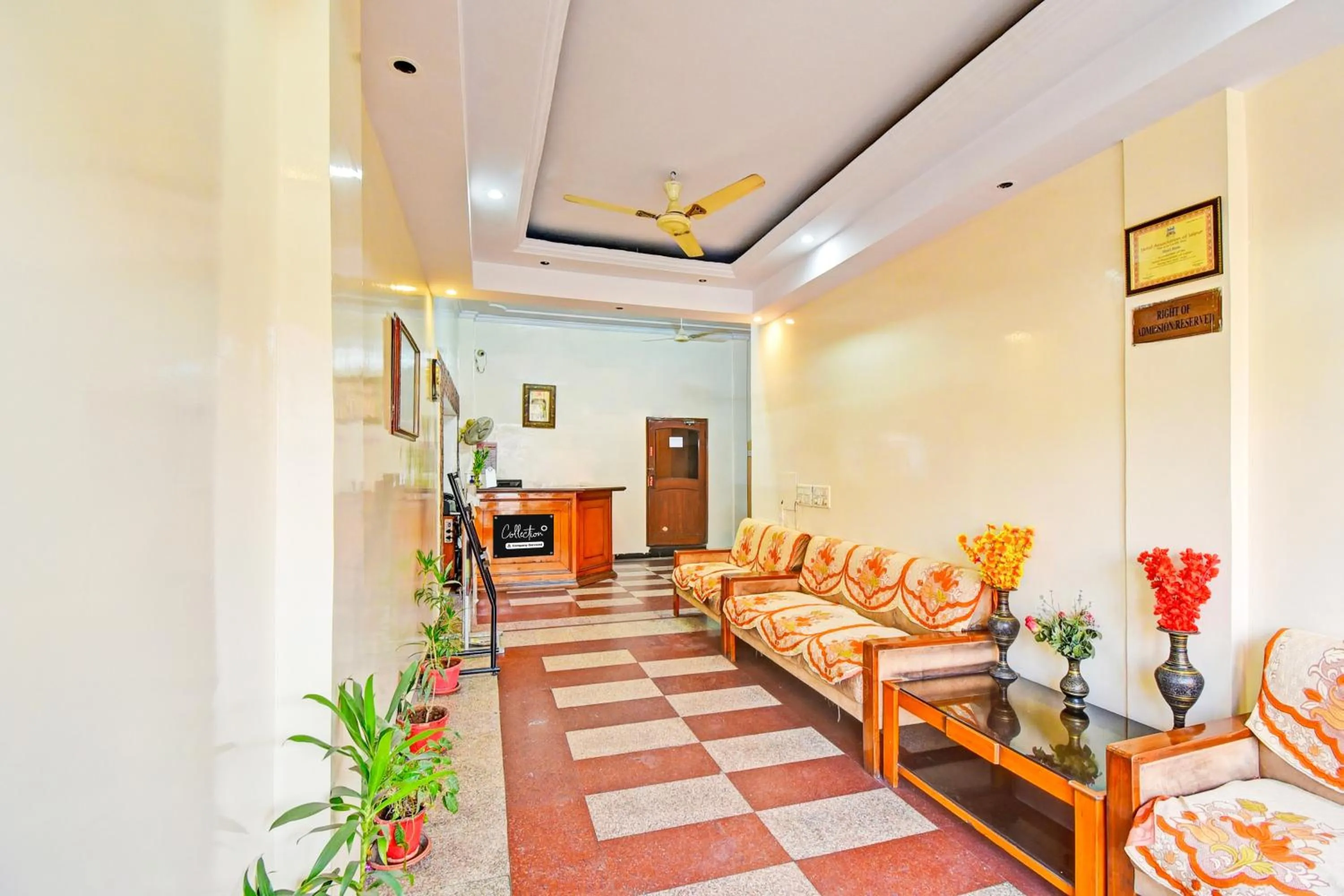 Lobby or reception in Super Collection O Hathroi Market Near Dhuleshwar Garden formerly Hotel Rishi