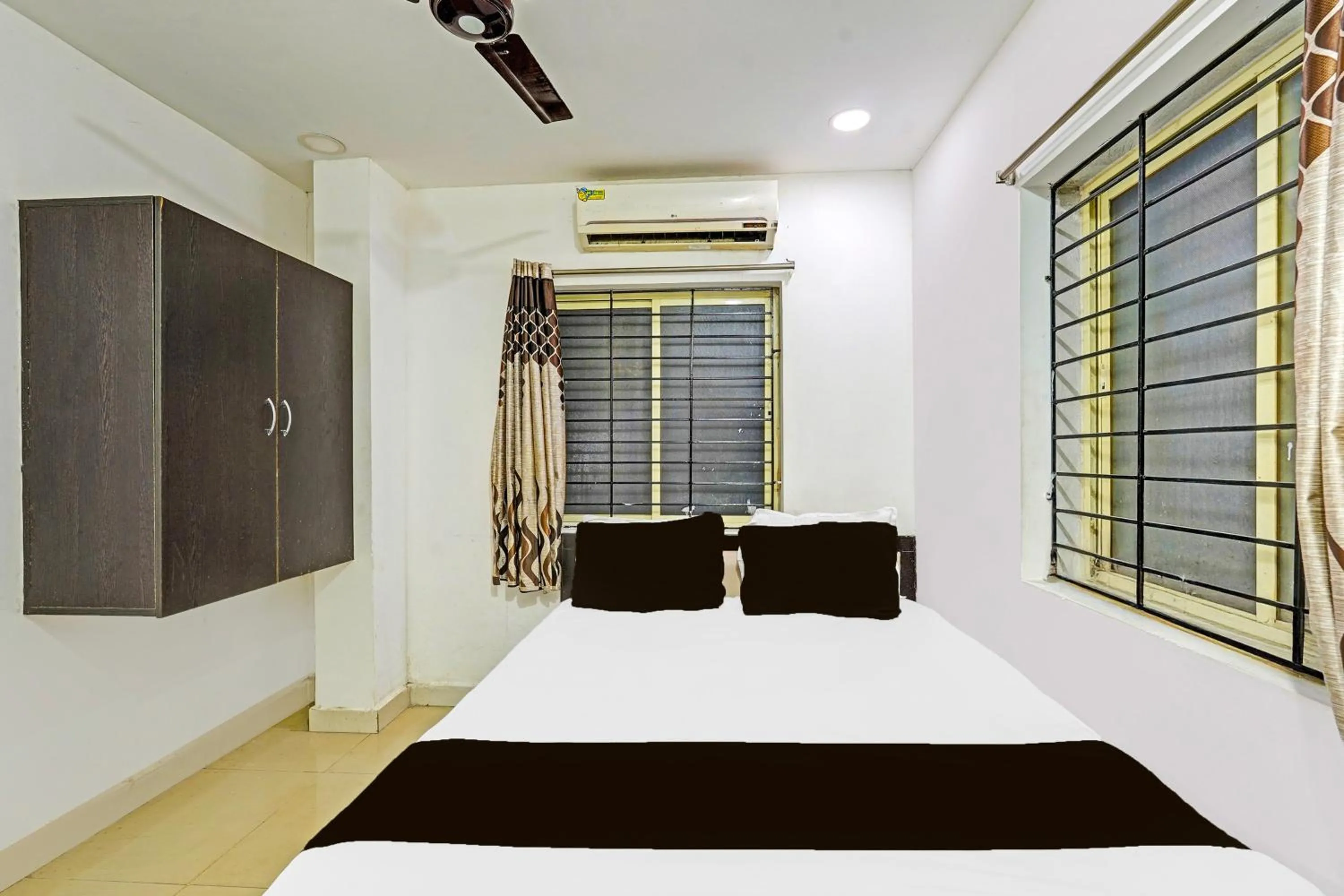 Bedroom, Bed in Collection O Vanamthopu Center Nellore Formerly ESR Guest Inn