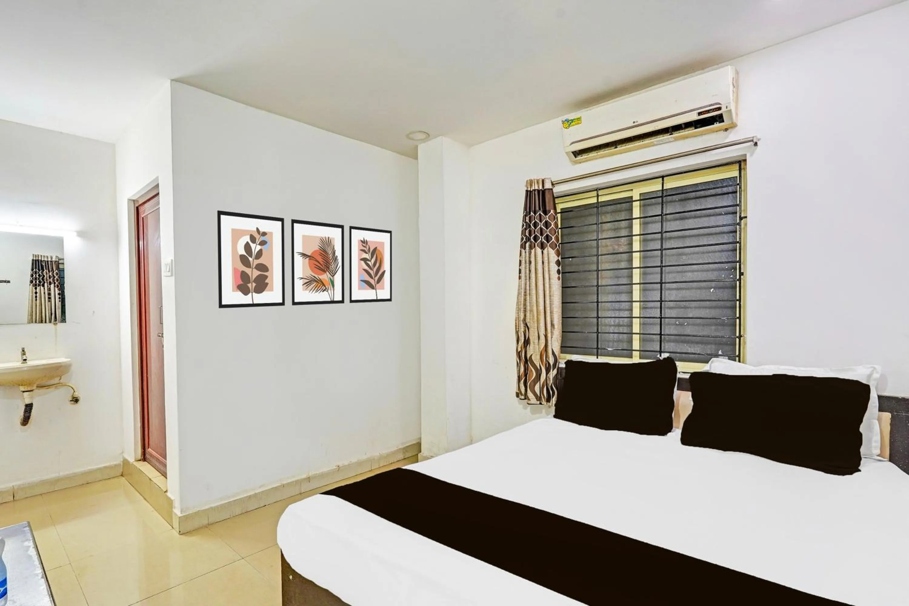 Bedroom, Bed in Collection O Vanamthopu Center Nellore Formerly ESR Guest Inn