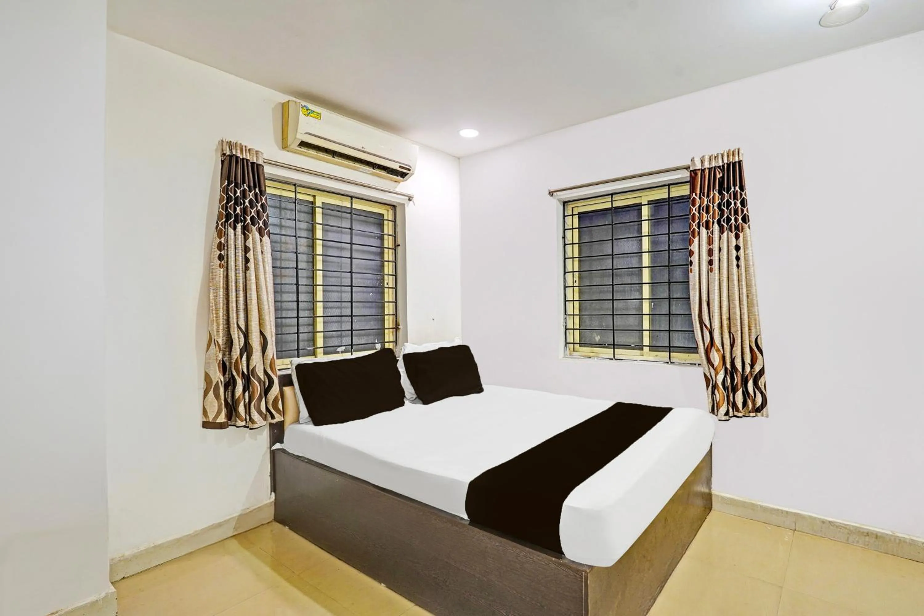 Bedroom, Bed in Collection O Vanamthopu Center Nellore Formerly ESR Guest Inn