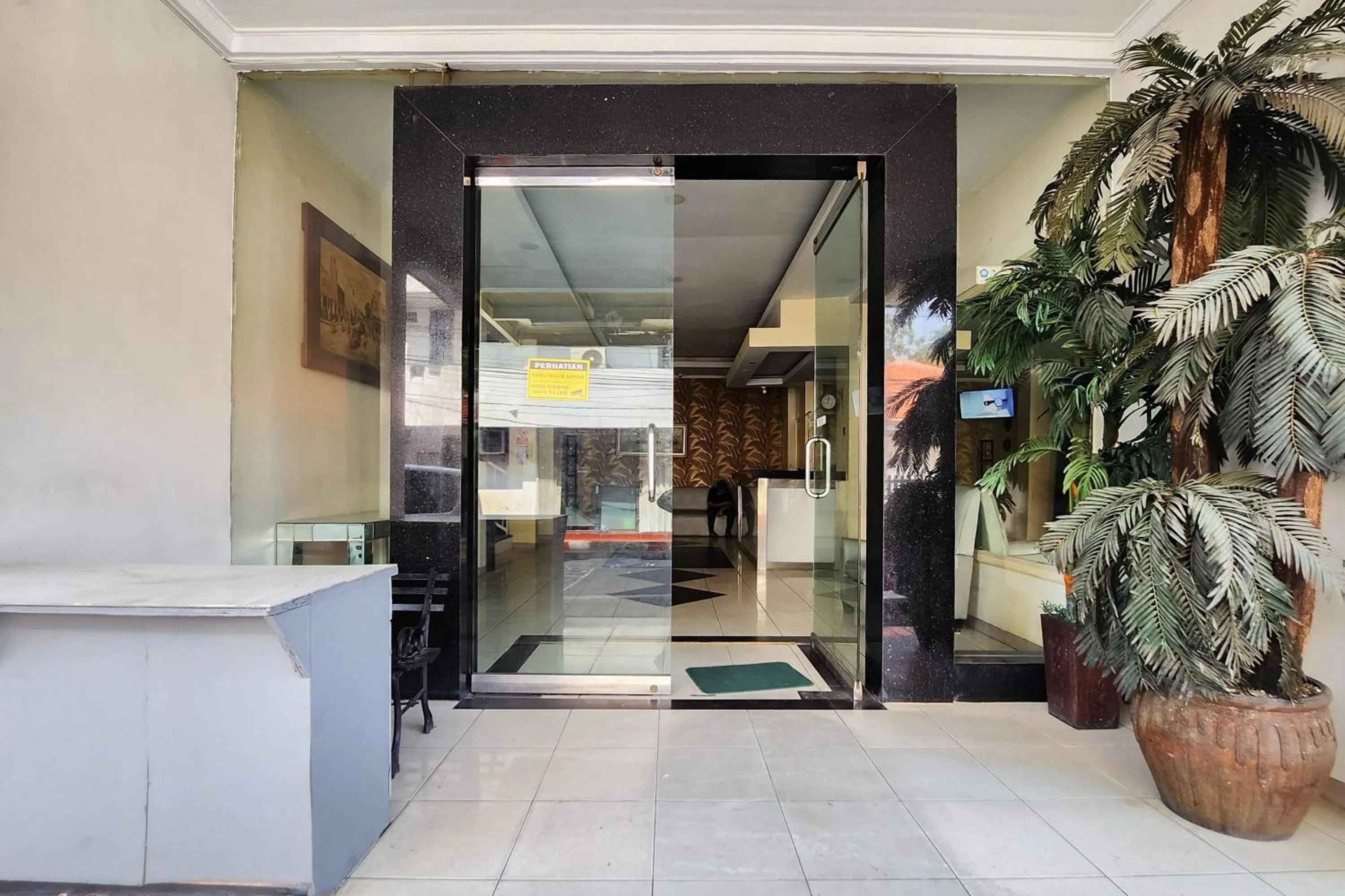 Facade/entrance in RedDoorz Near Stasiun Tanah Abang