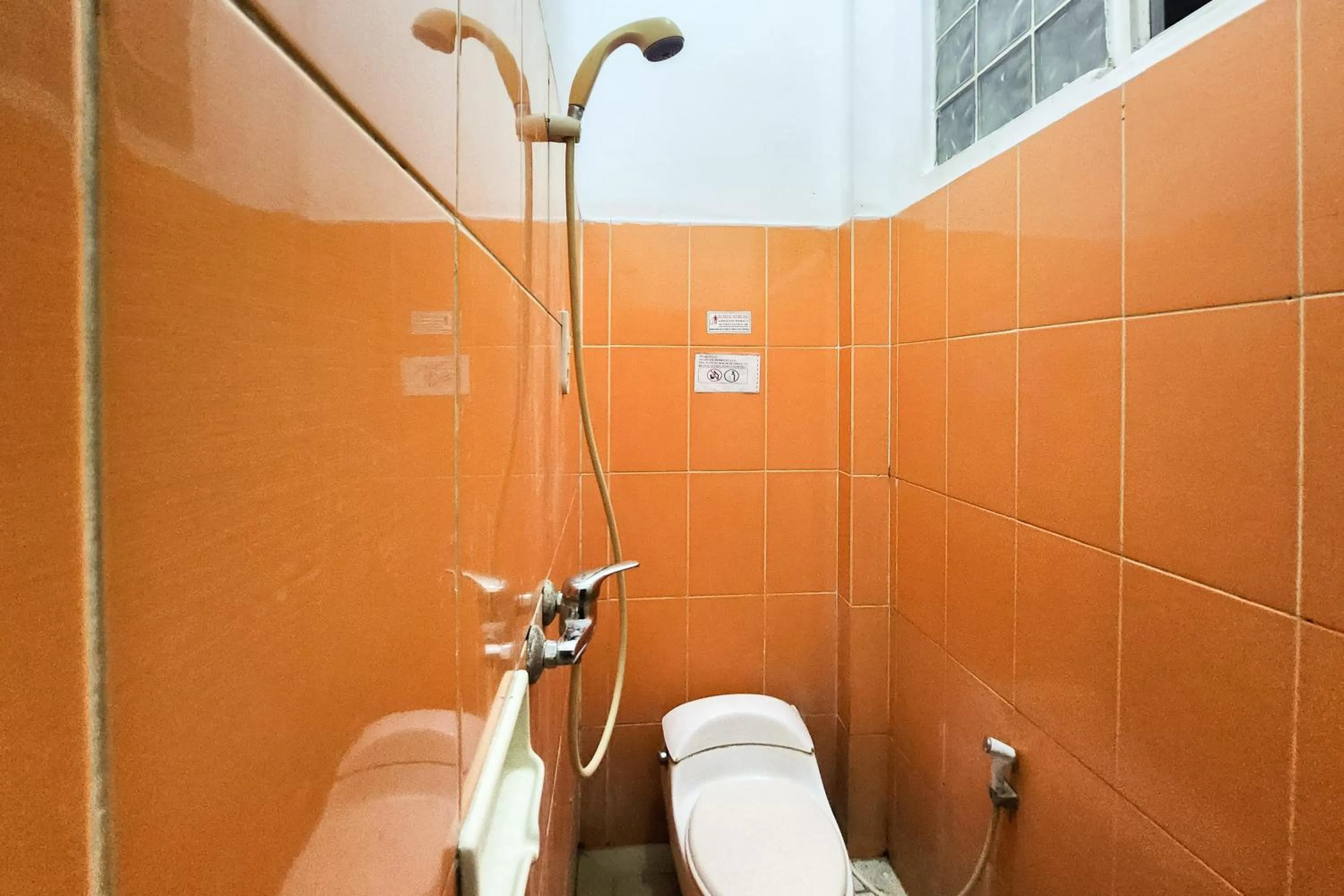 Bathroom in RedDoorz Near Stasiun Tanah Abang