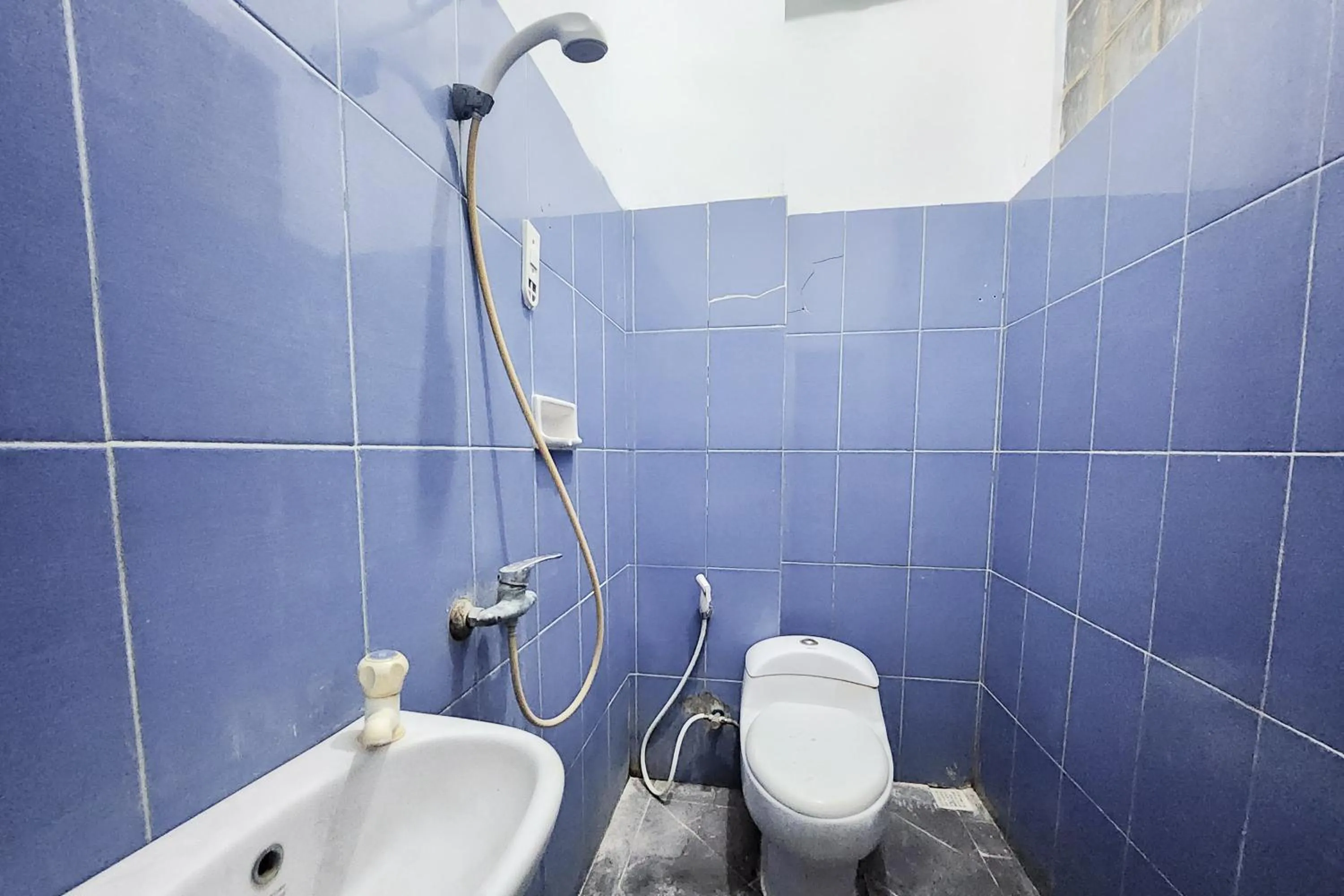 Bathroom in RedDoorz Near Stasiun Tanah Abang
