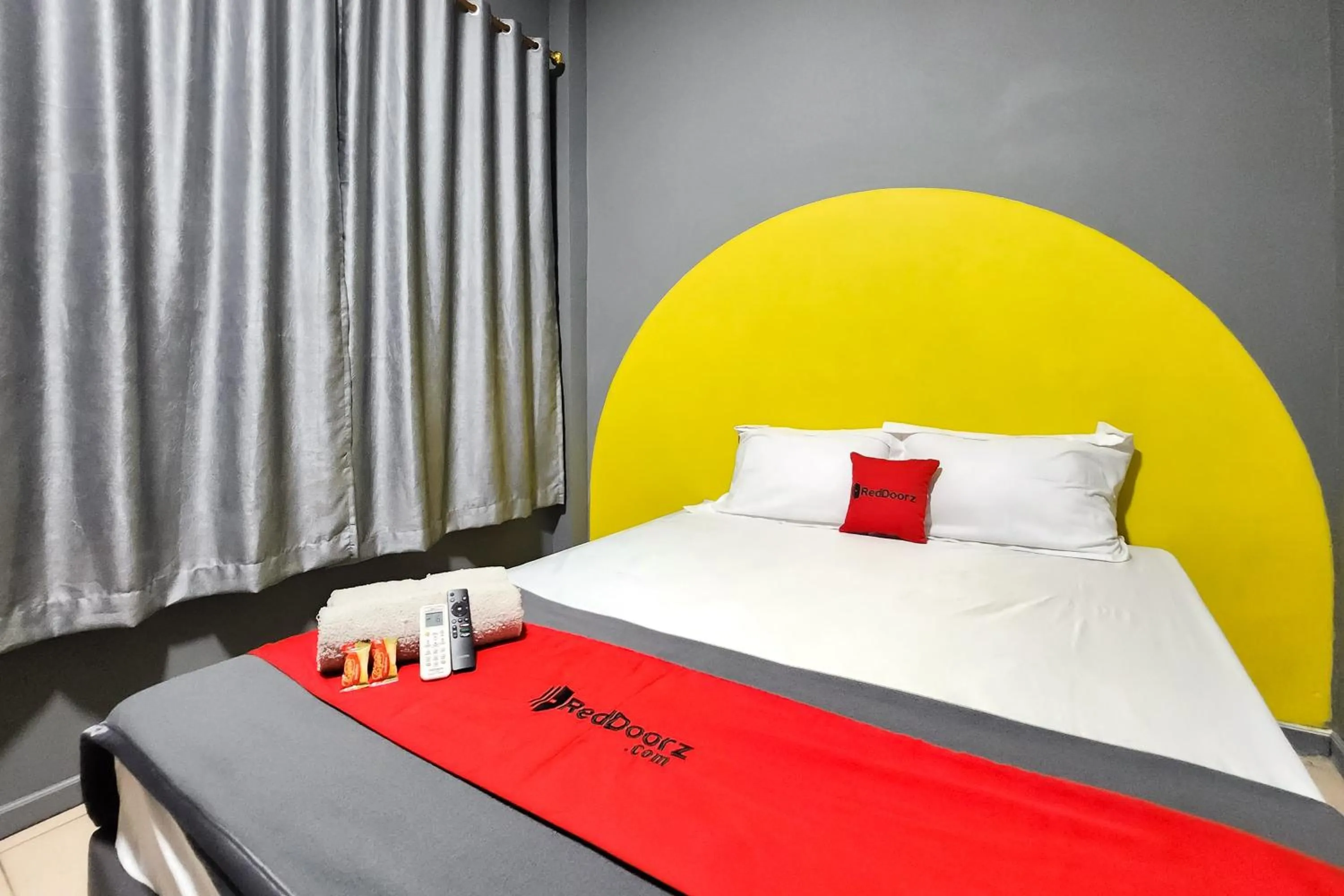 Bedroom, Bed in RedDoorz Near Stasiun Tanah Abang