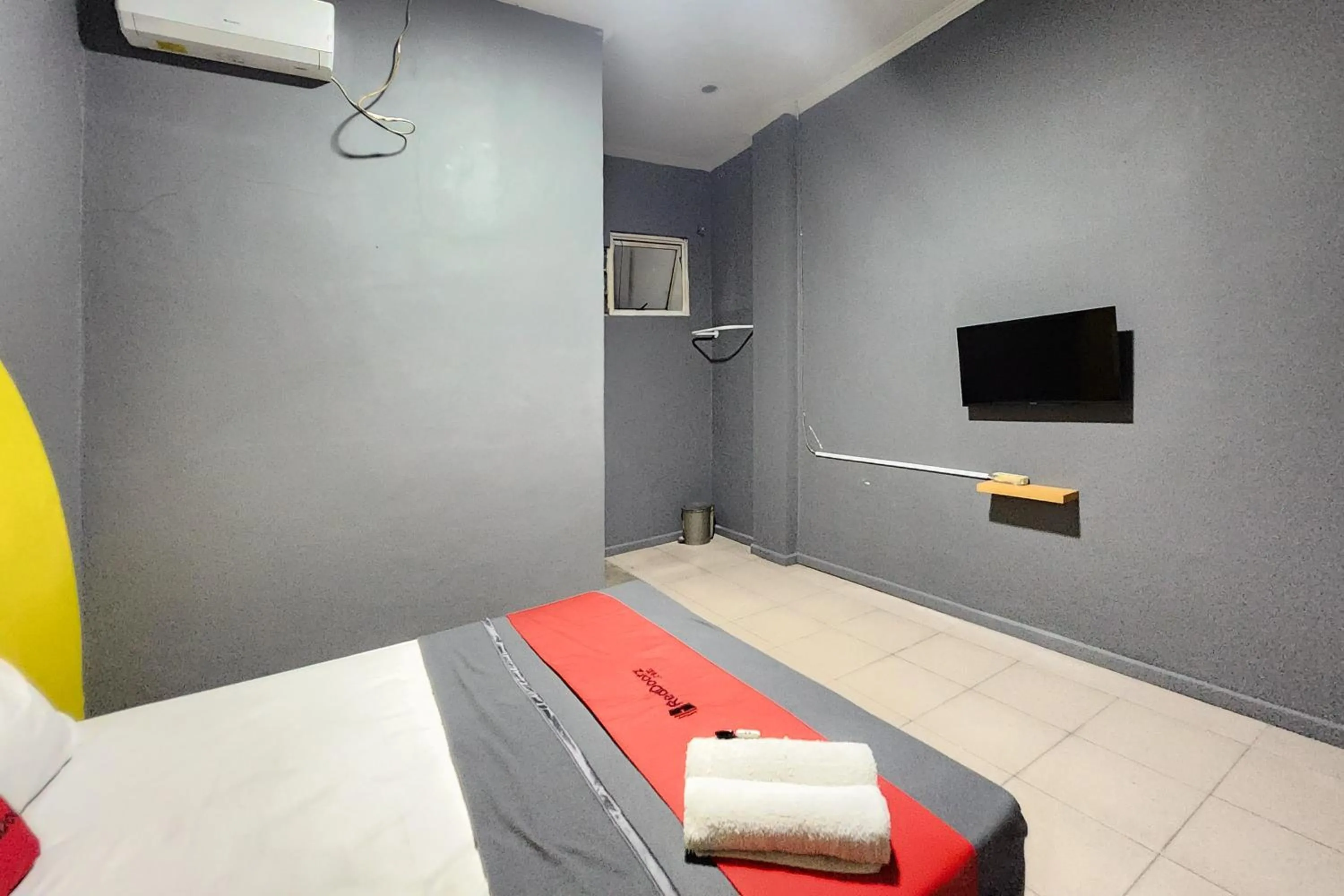 Bedroom, Bed in RedDoorz Near Stasiun Tanah Abang