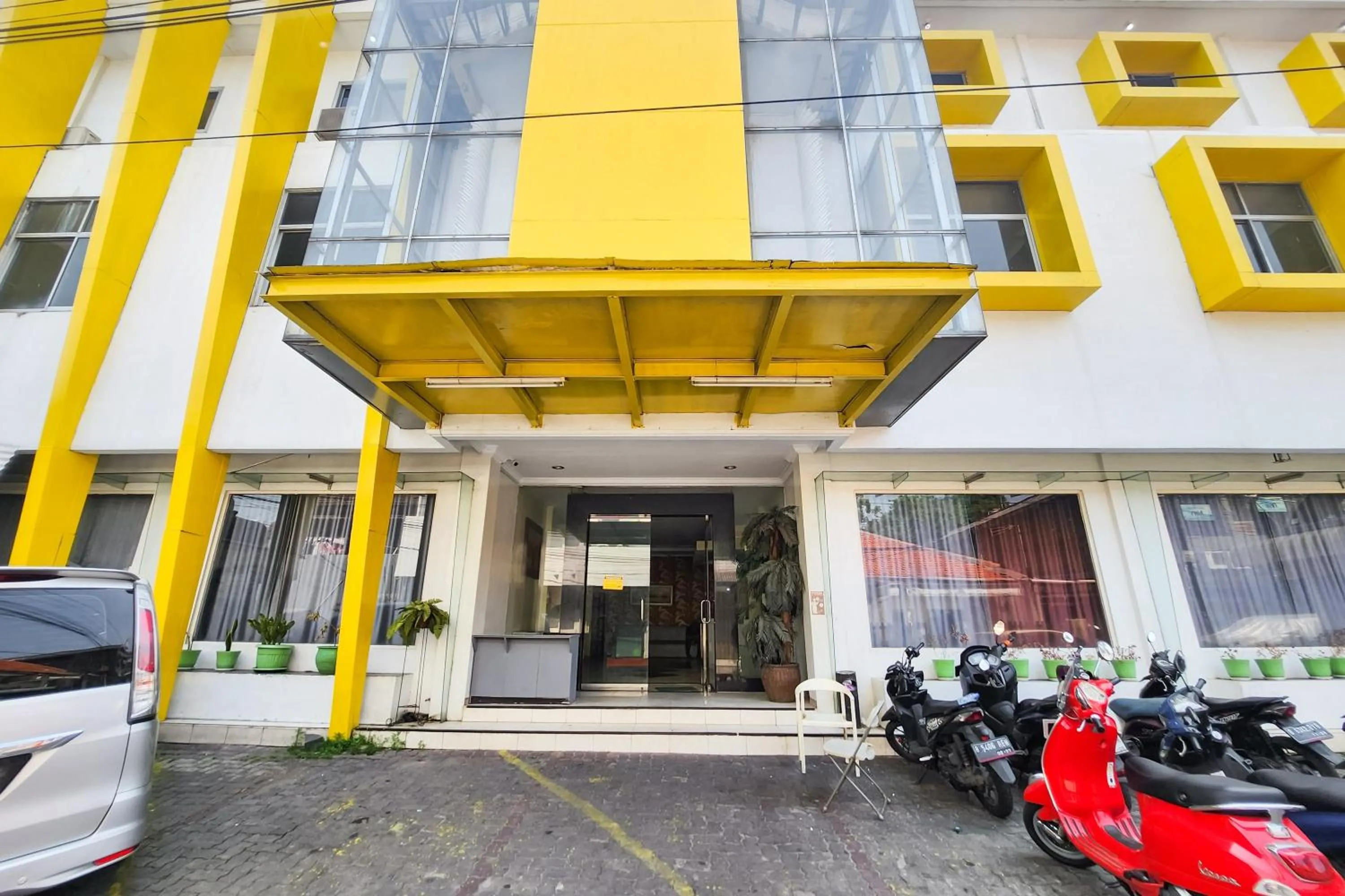 Facade/entrance in RedDoorz Near Stasiun Tanah Abang