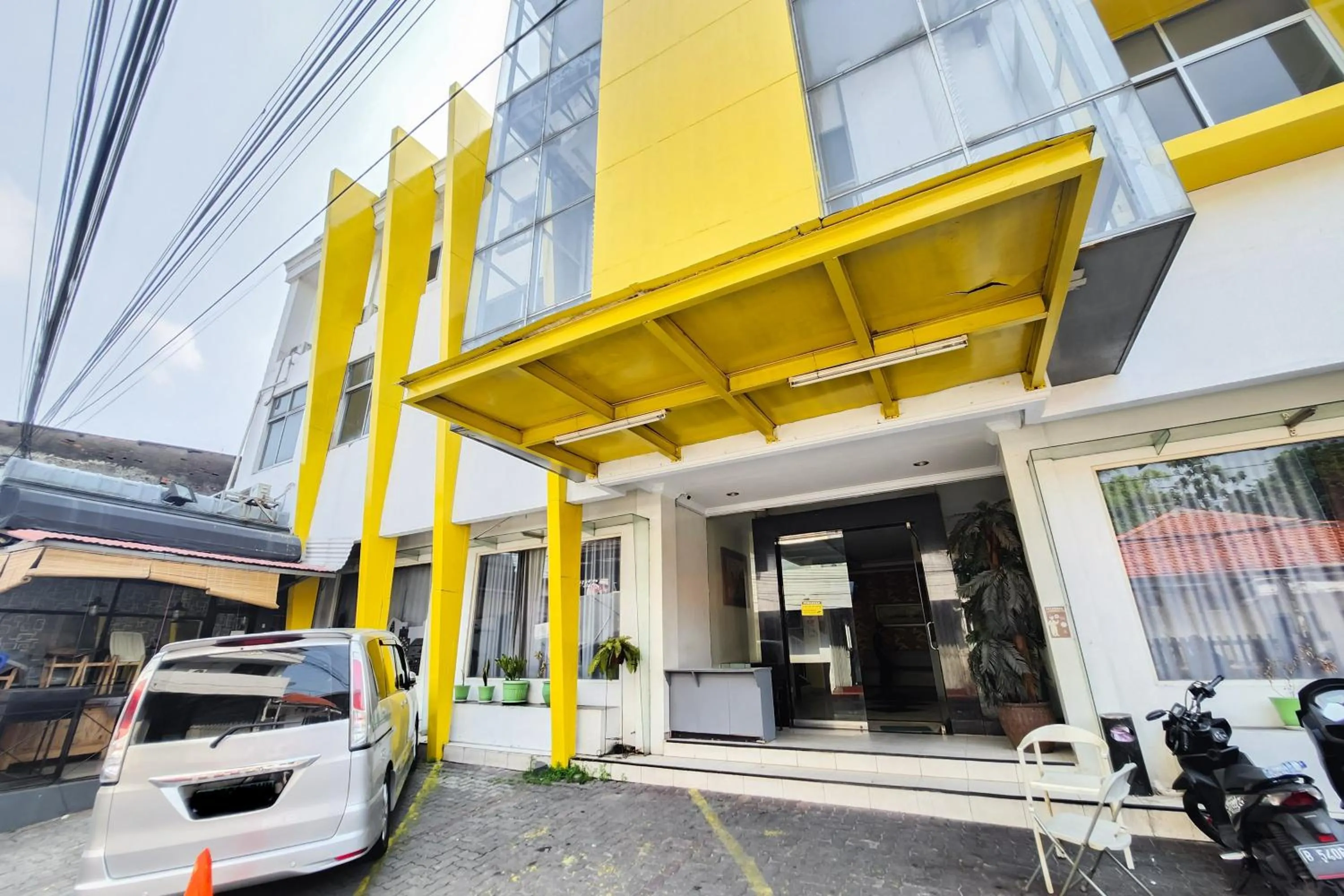 Facade/entrance in RedDoorz Near Stasiun Tanah Abang