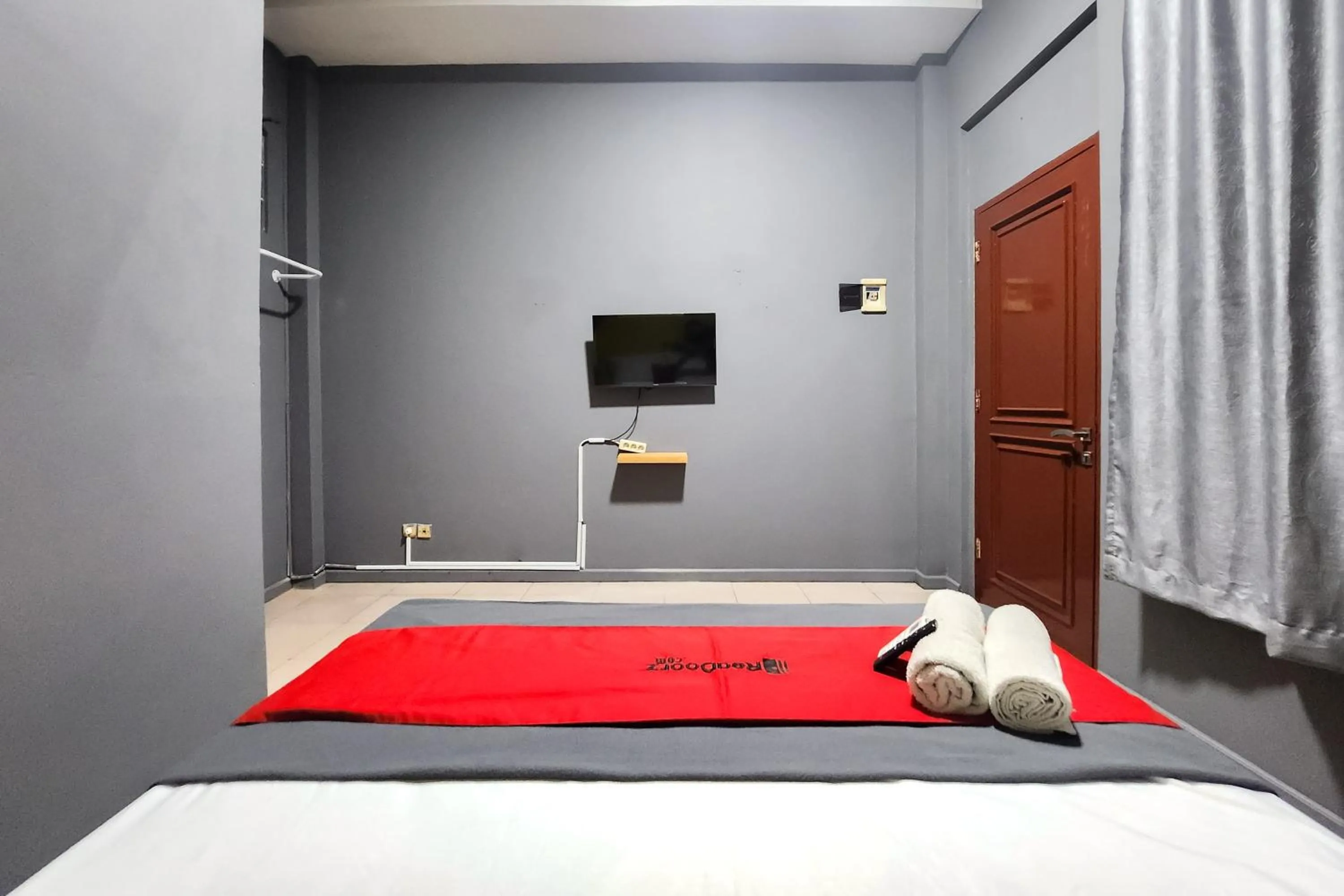 Bedroom, Bed in RedDoorz Near Stasiun Tanah Abang