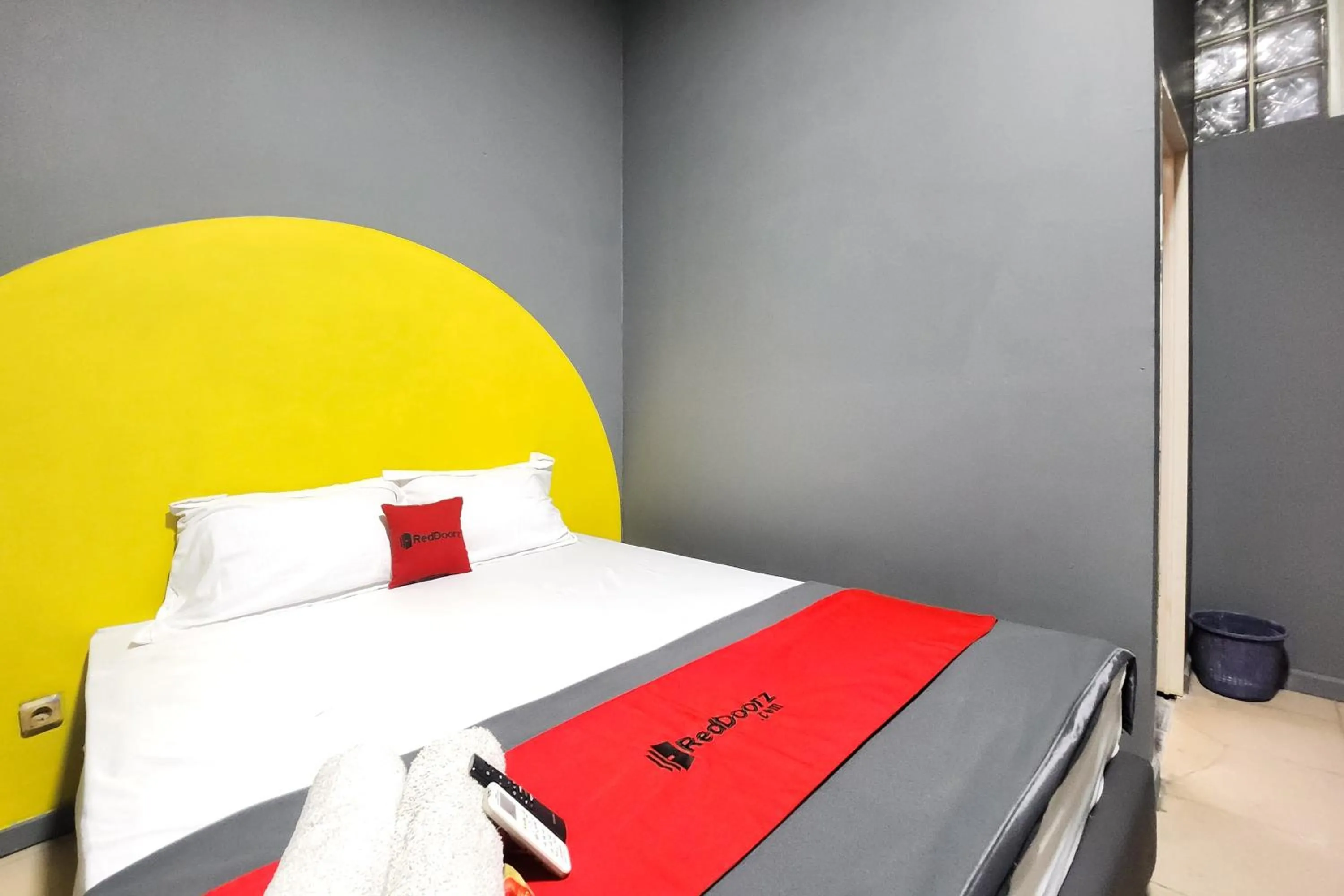 Bedroom, Bed in RedDoorz Near Stasiun Tanah Abang