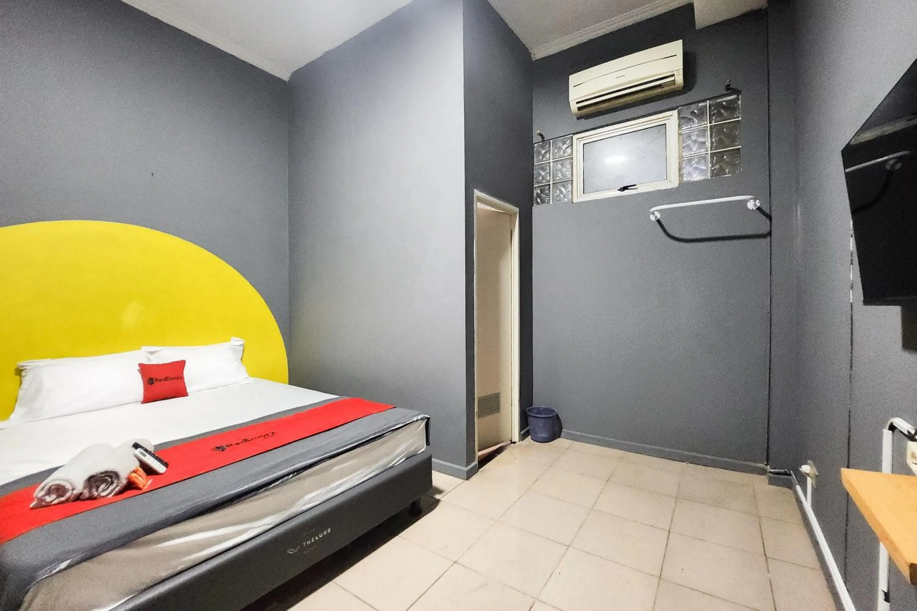 Bedroom, Bed in RedDoorz Near Stasiun Tanah Abang