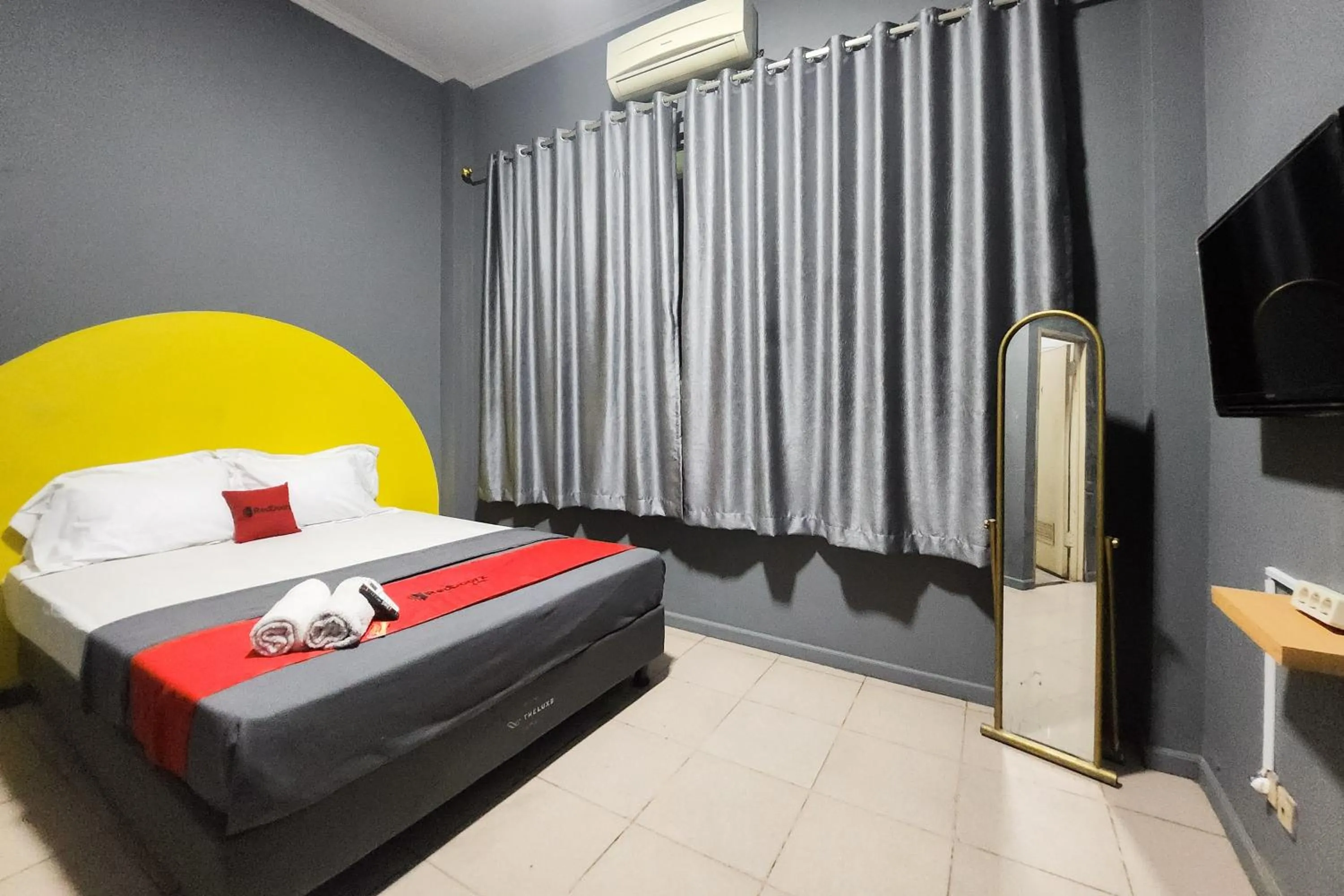 Bedroom, Bed in RedDoorz Near Stasiun Tanah Abang