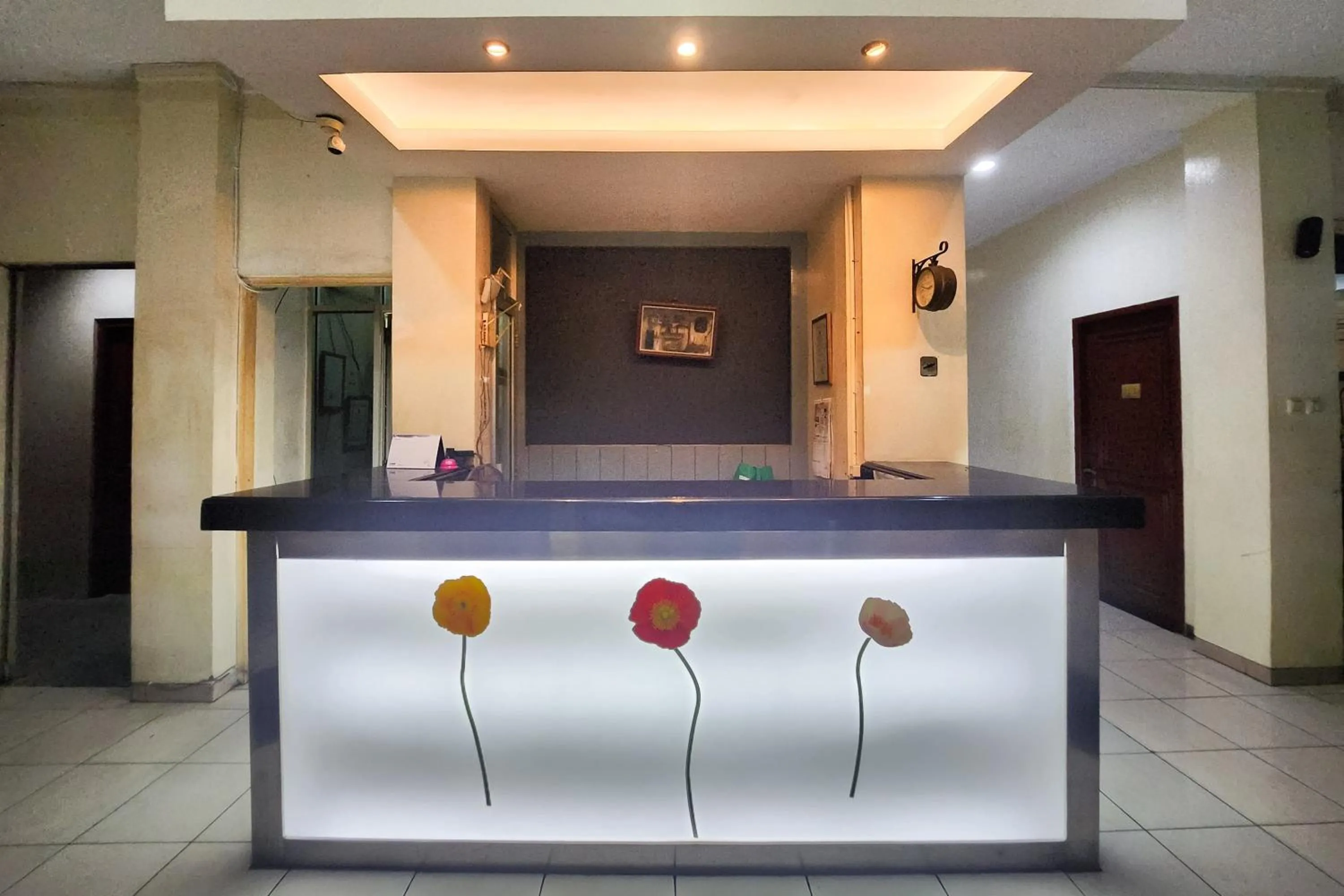 Lobby or reception in RedDoorz Near Stasiun Tanah Abang