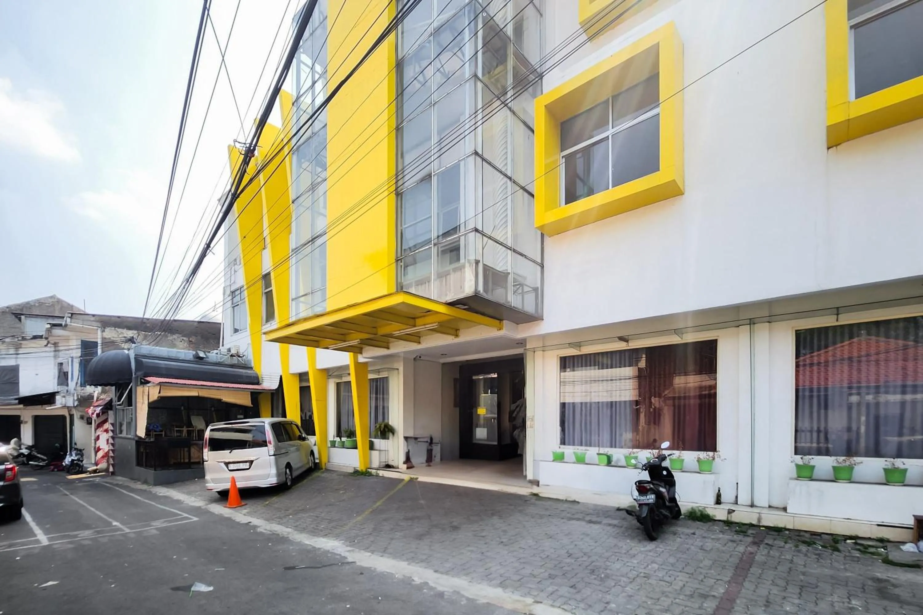 Facade/entrance in RedDoorz Near Stasiun Tanah Abang