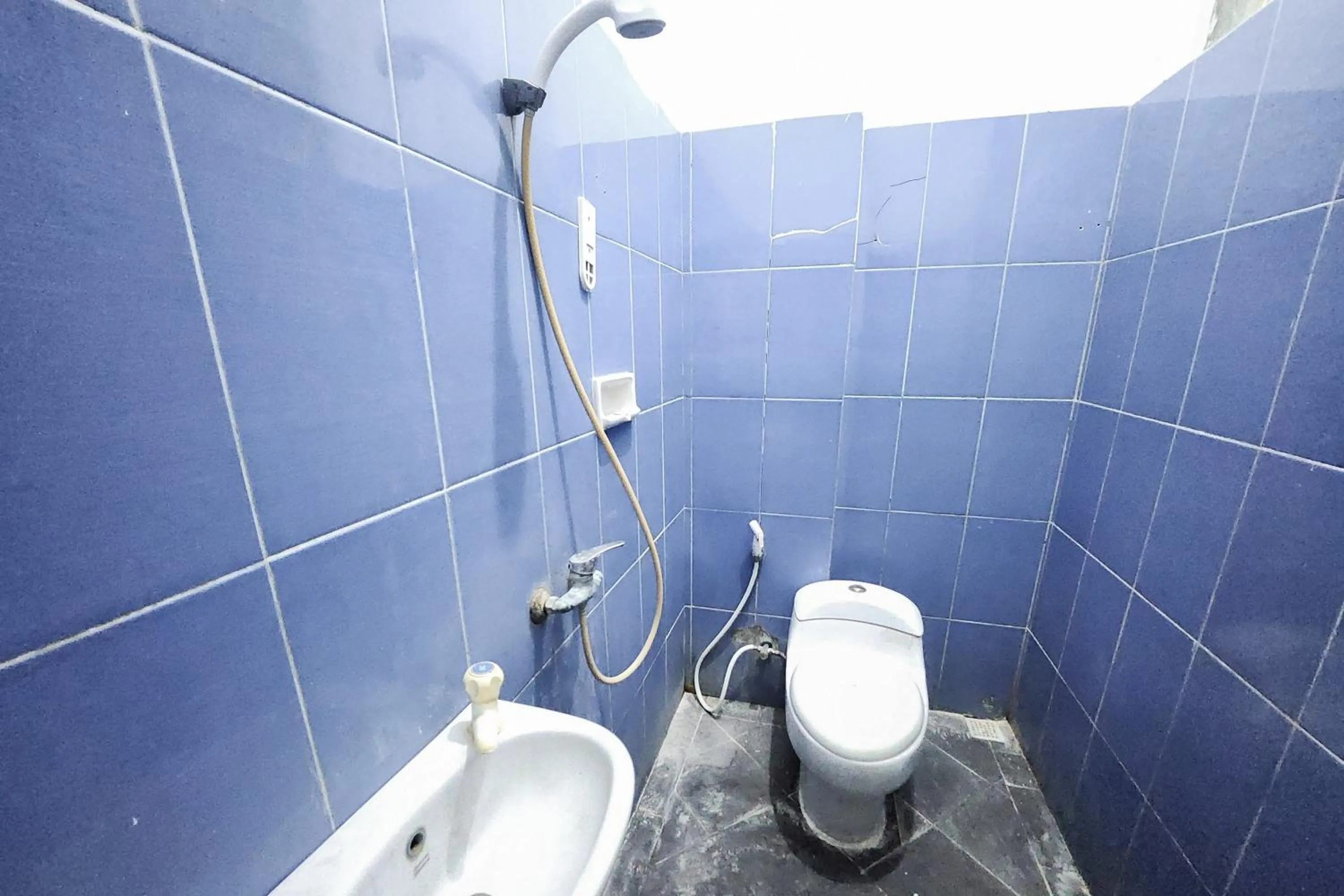 Bathroom in RedDoorz Near Stasiun Tanah Abang