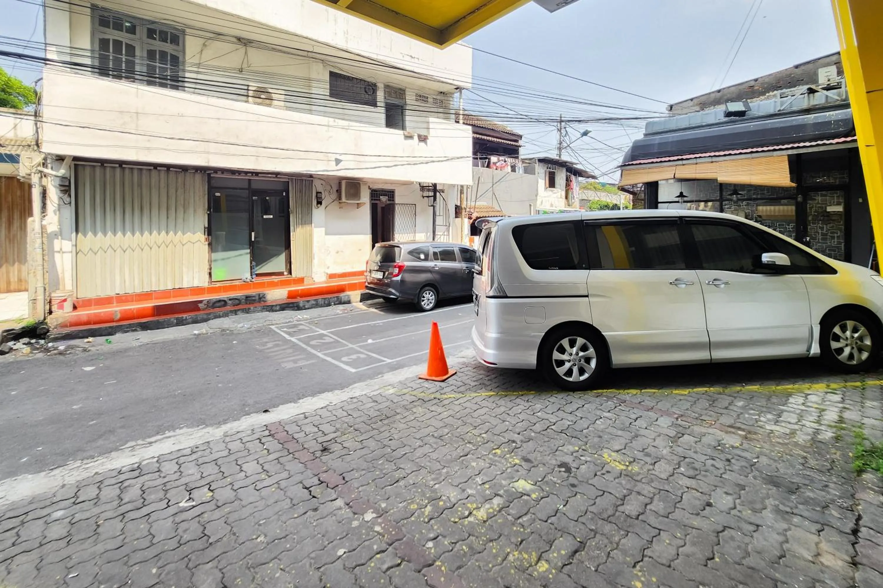 Parking in RedDoorz Near Stasiun Tanah Abang