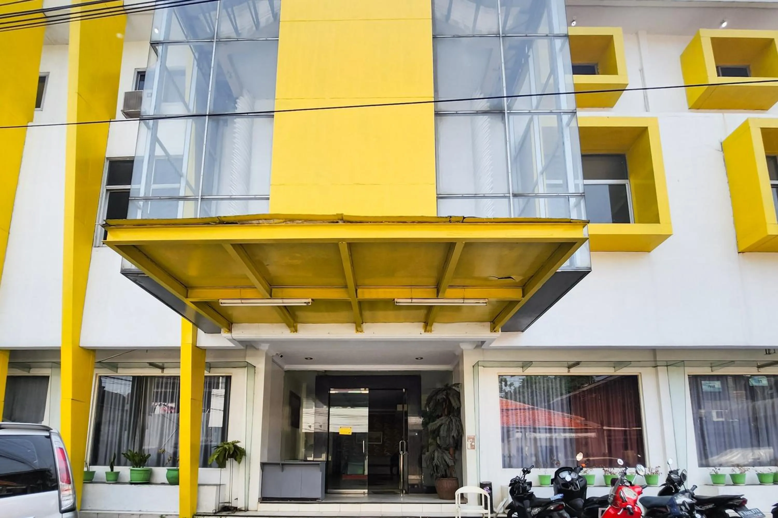 Facade/entrance in RedDoorz Near Stasiun Tanah Abang