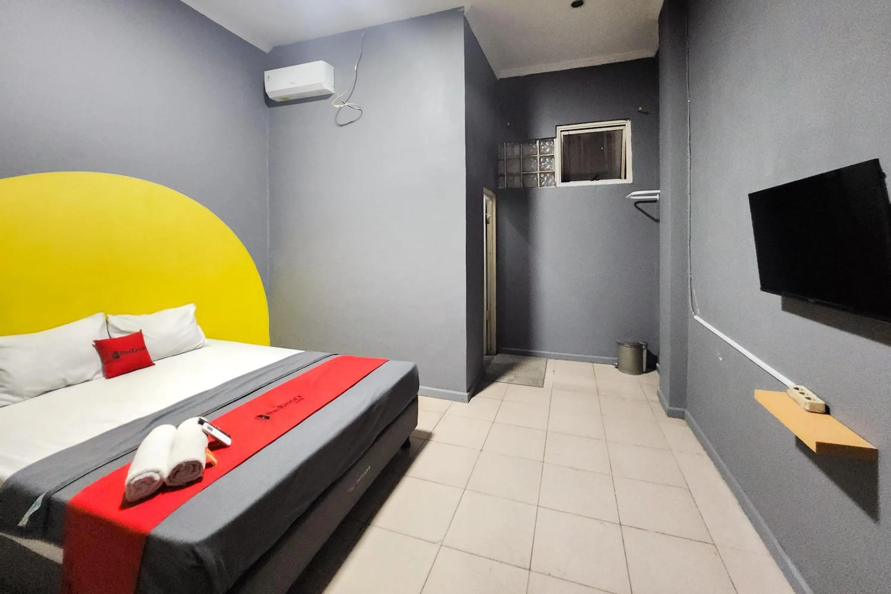 Bedroom, Bed in RedDoorz Near Stasiun Tanah Abang