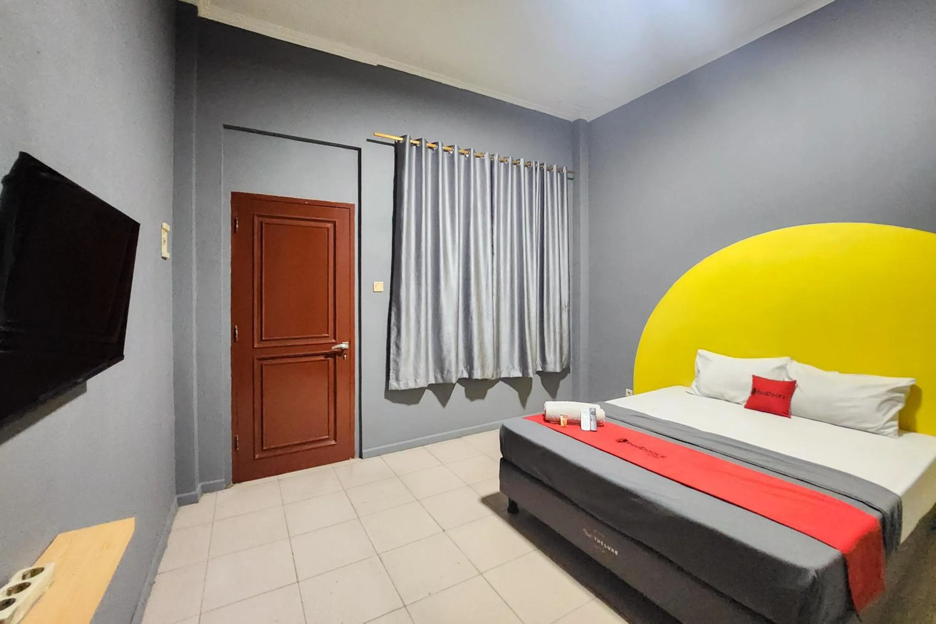 Bedroom, Bed in RedDoorz Near Stasiun Tanah Abang