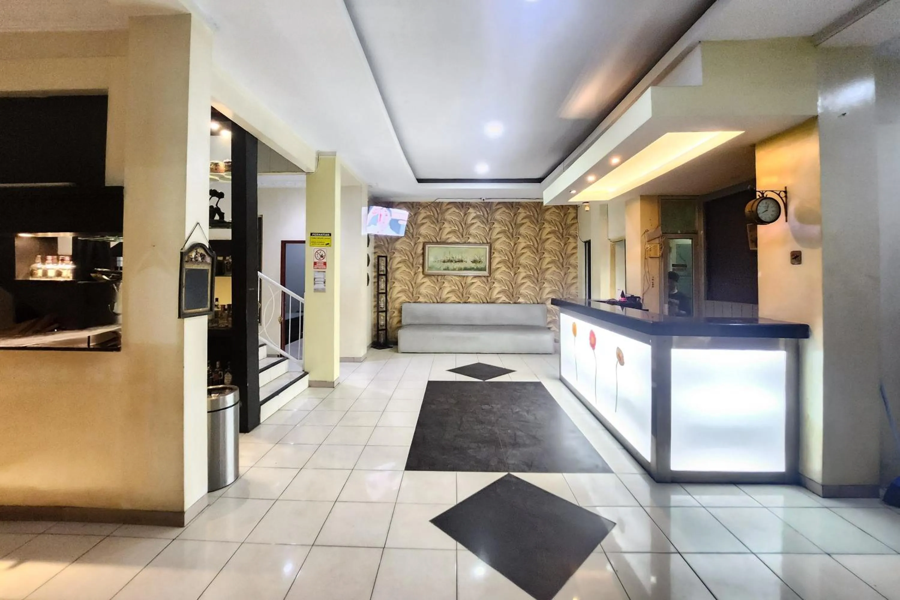 Lobby or reception in RedDoorz Near Stasiun Tanah Abang