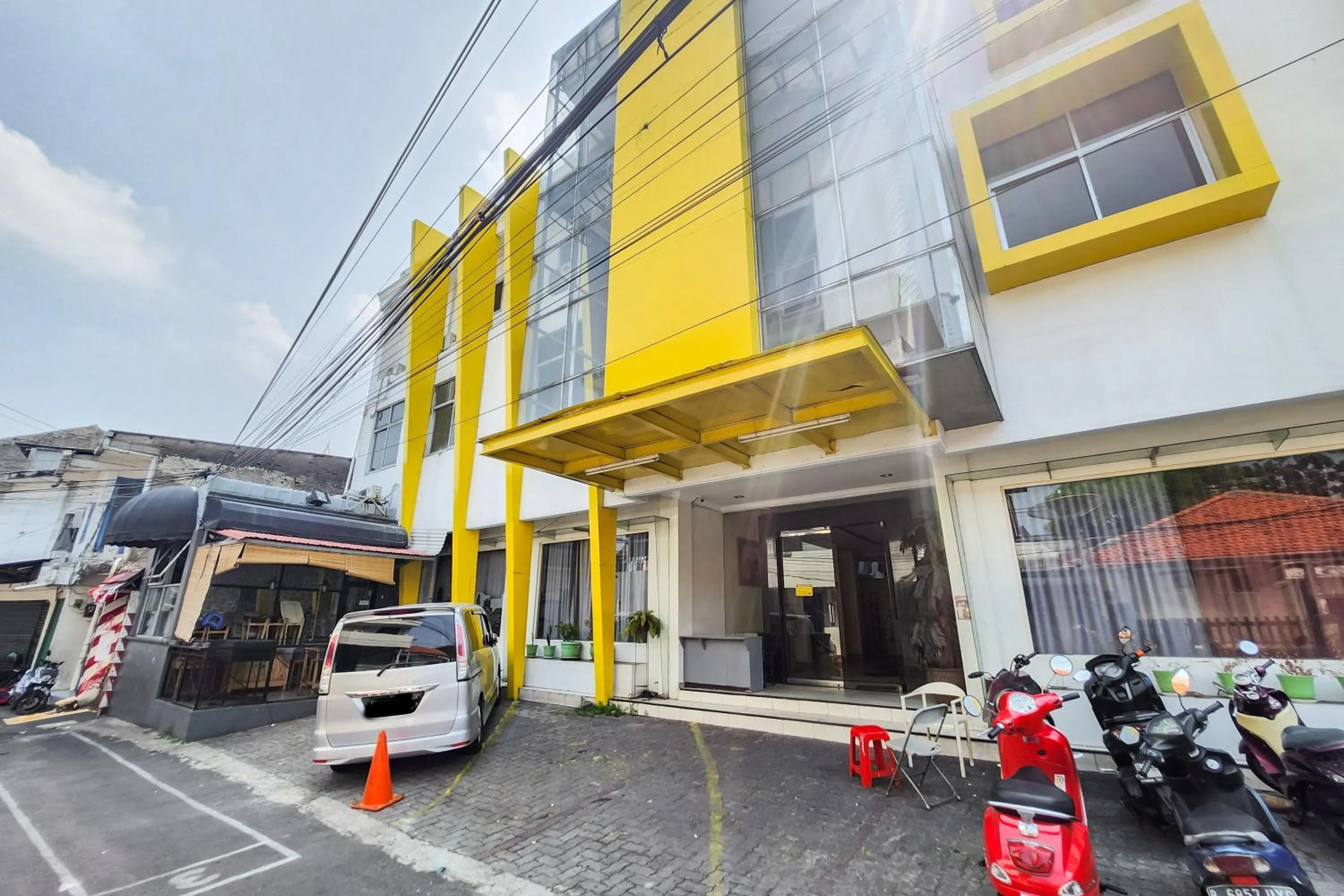 Facade/entrance in RedDoorz Near Stasiun Tanah Abang