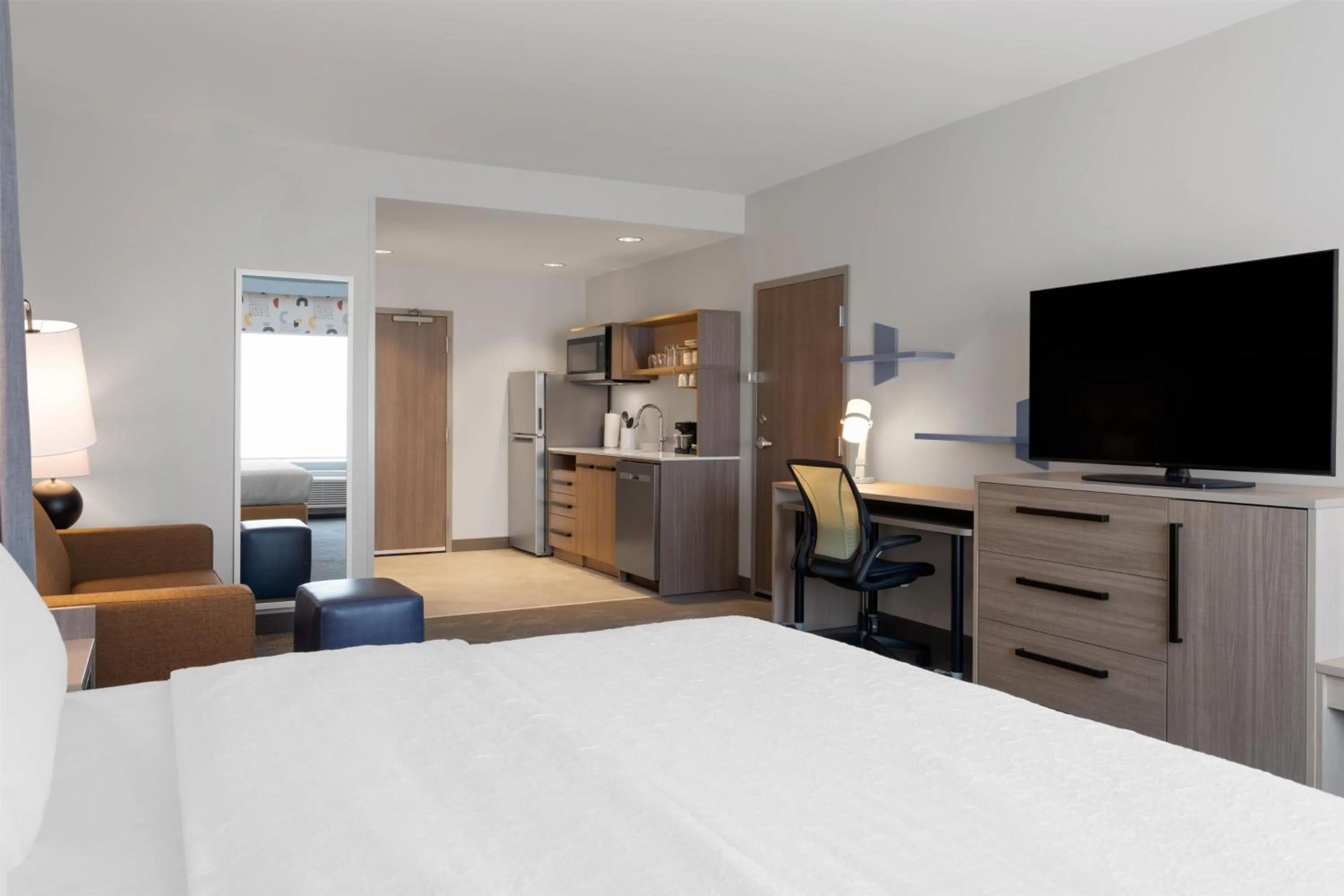 Kitchen or kitchenette, Bed in Home2 Suites By Hilton Kearney
