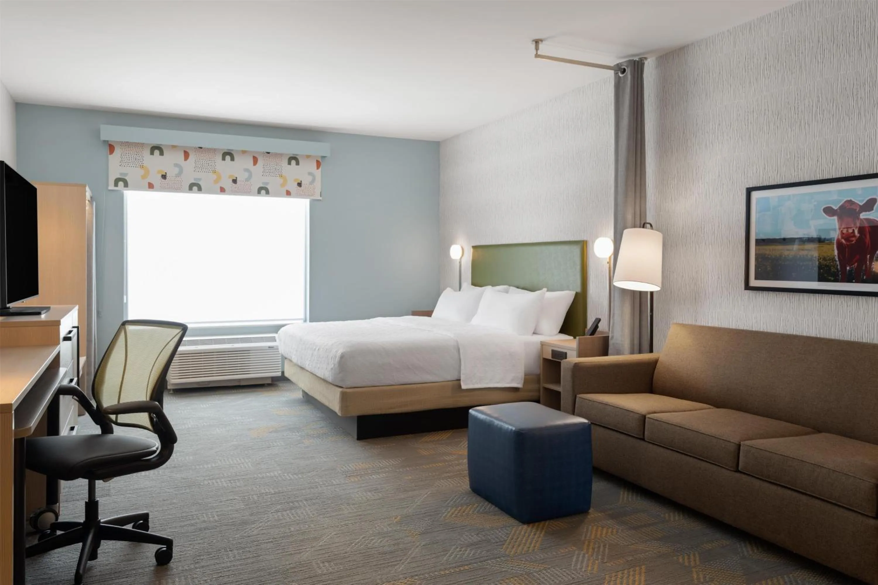 Living room, Bed in Home2 Suites By Hilton Kearney