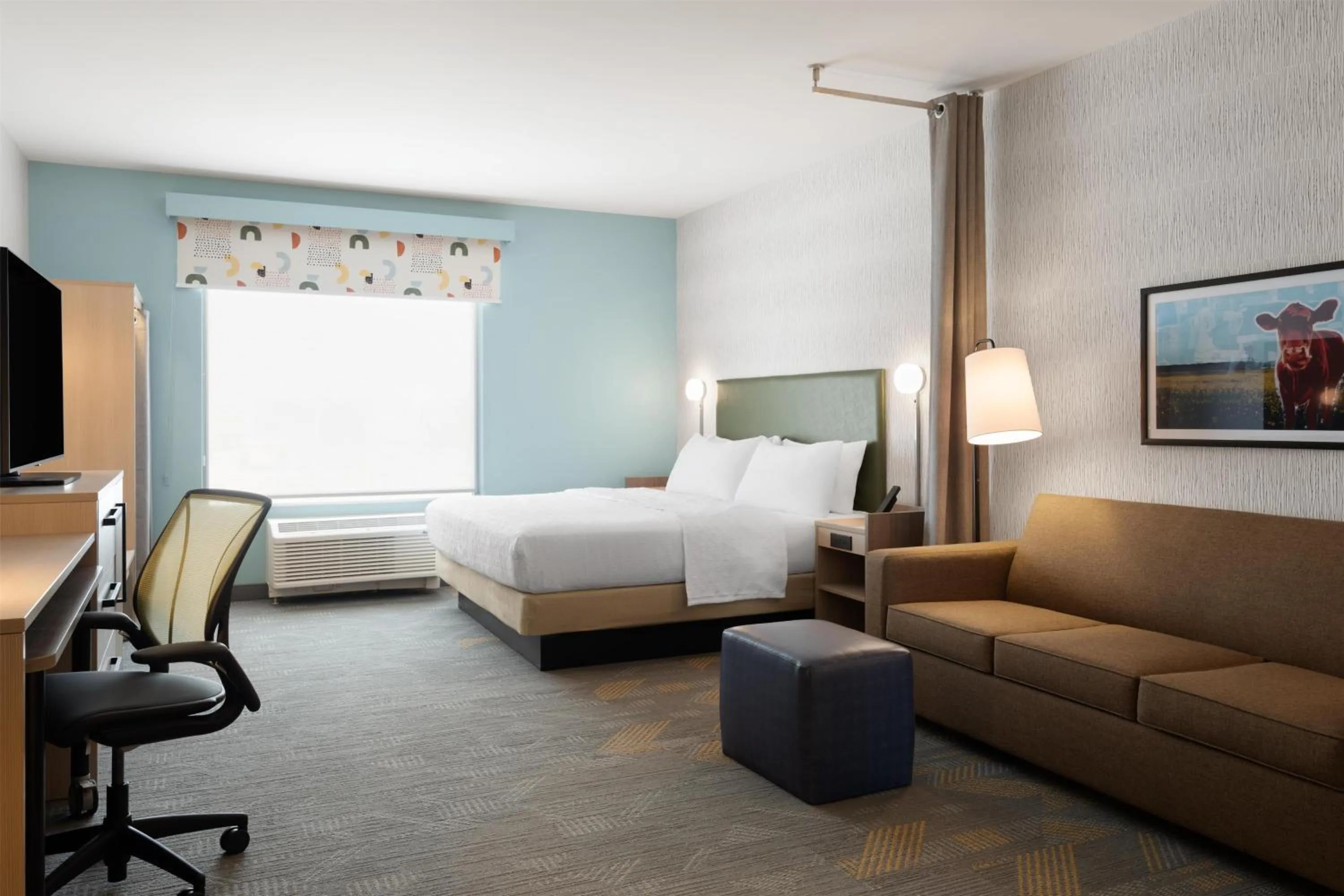 Living room, Bed in Home2 Suites By Hilton Kearney