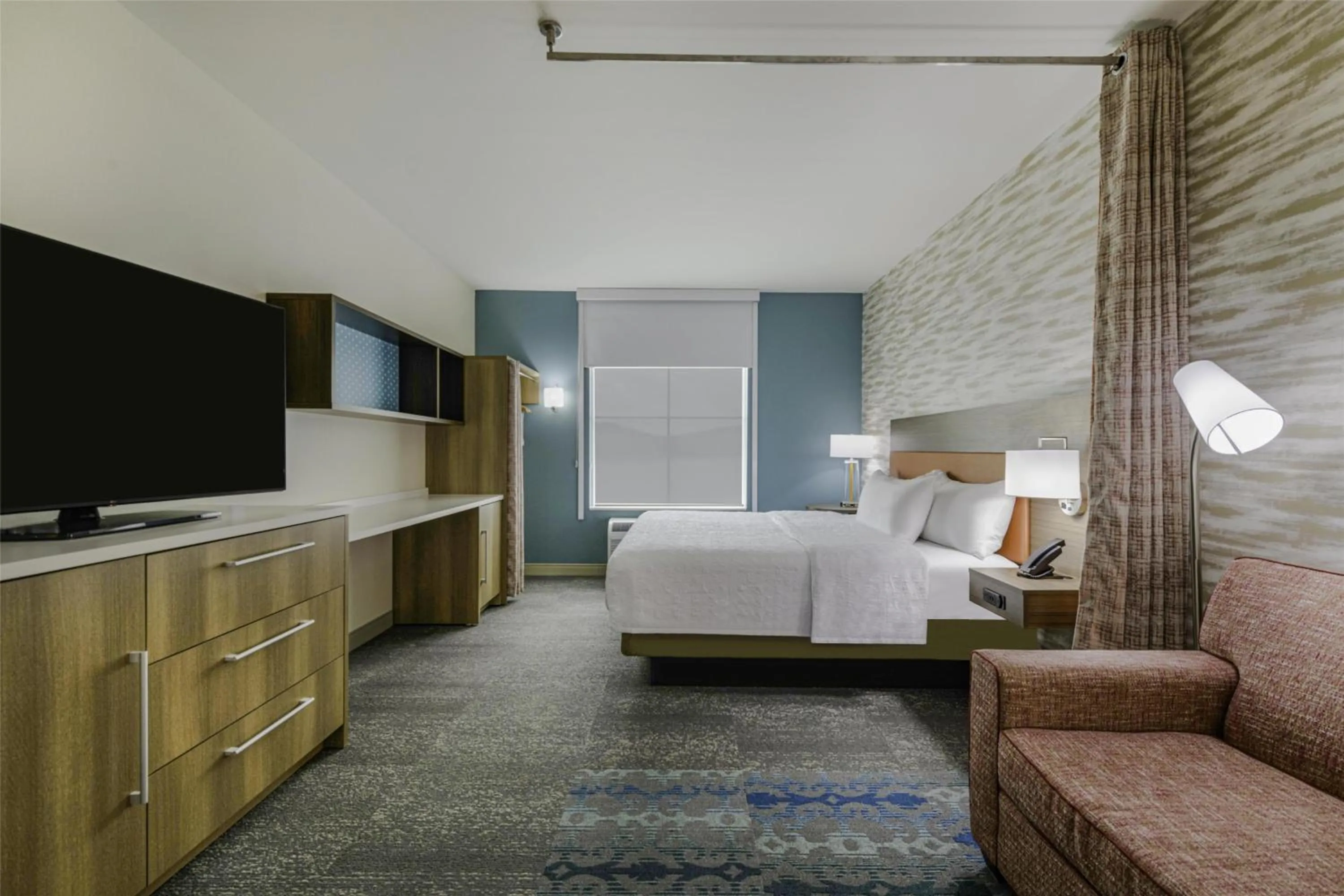 Living room, Bed in Home2 Suites By Hilton Guntersville