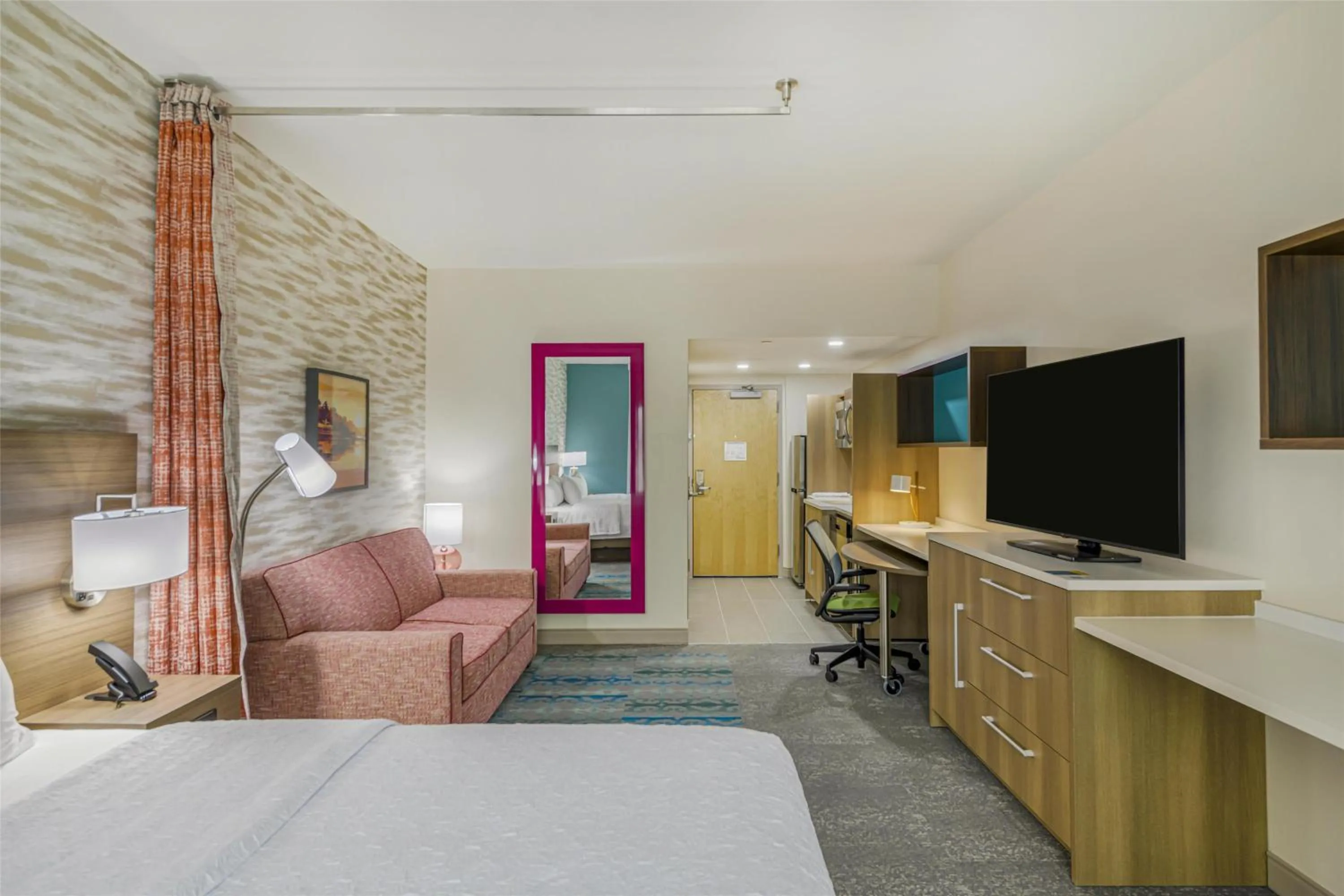 Living room, Bed in Home2 Suites By Hilton Guntersville