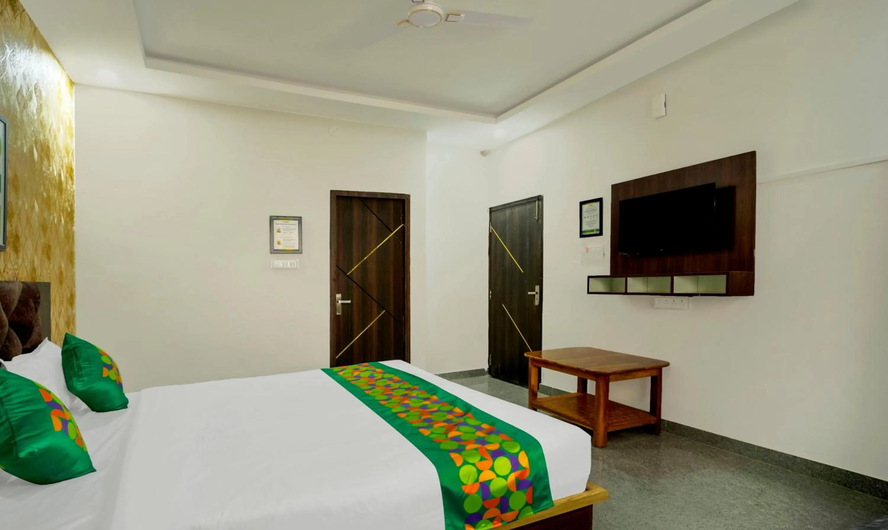 Bedroom, Bed in Treebo NPS Grand, Ranchi Railway Station