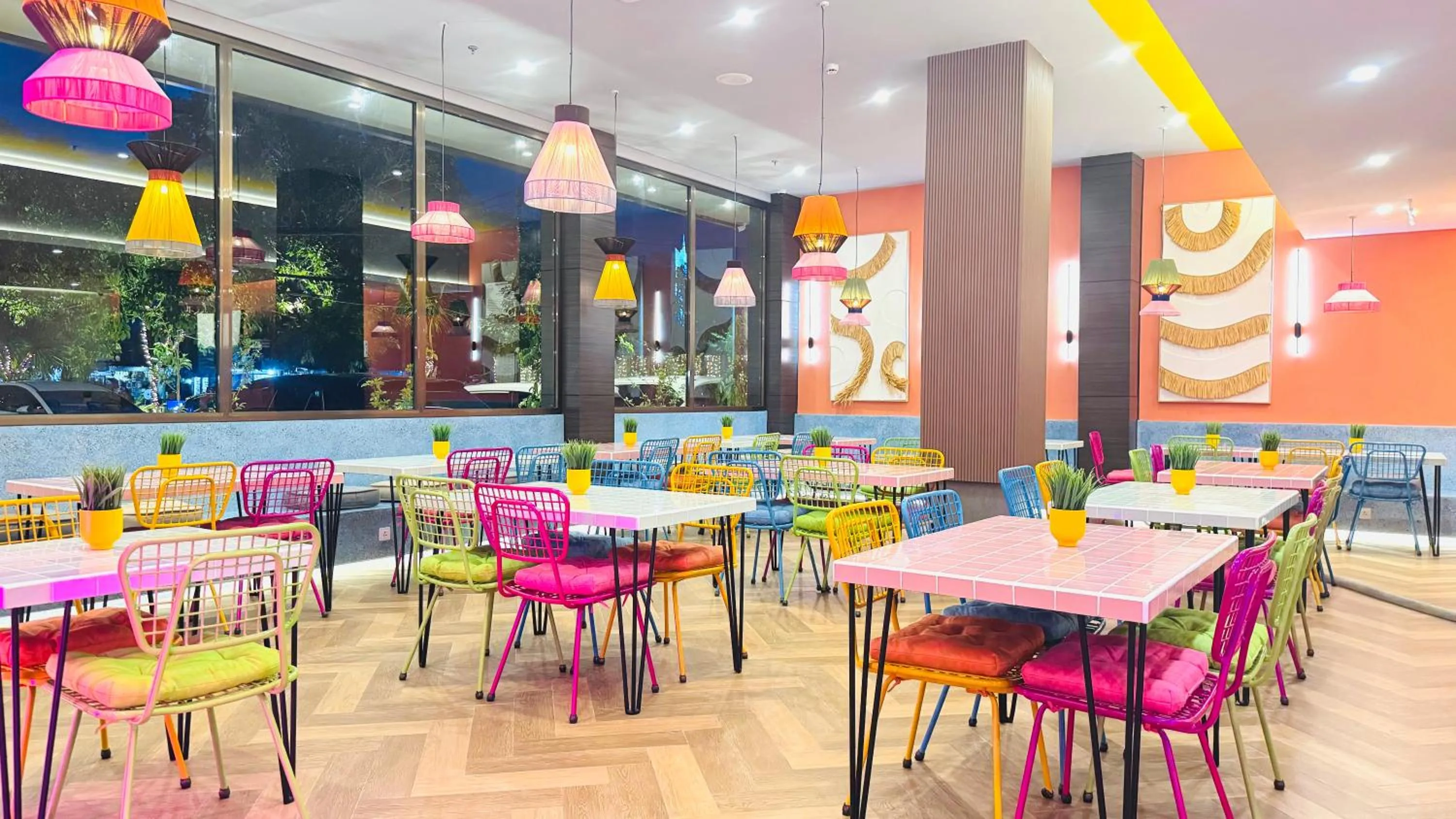 Restaurant/places to eat in Yellow Bee Resort Cililitan