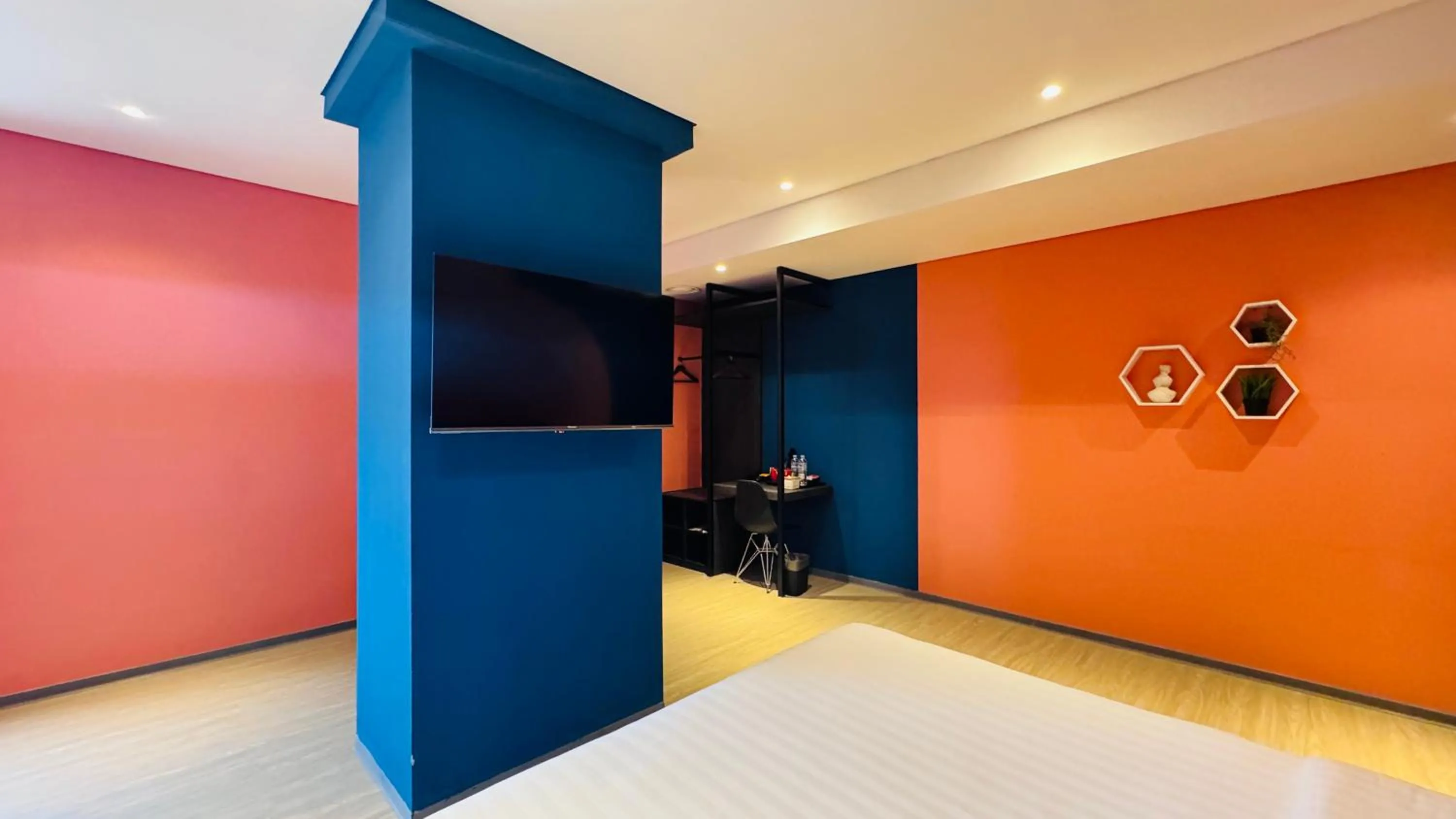 Bed in Yellow Bee Resort Cililitan