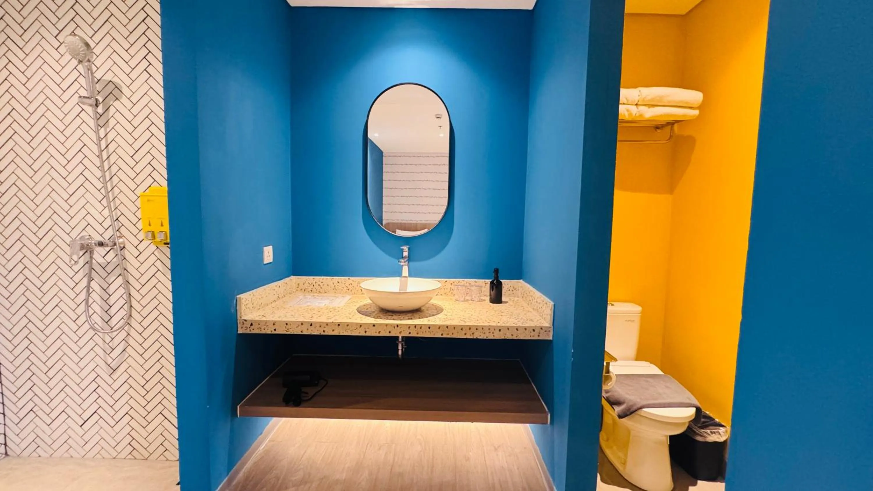 Bathroom in Yellow Bee Resort Cililitan