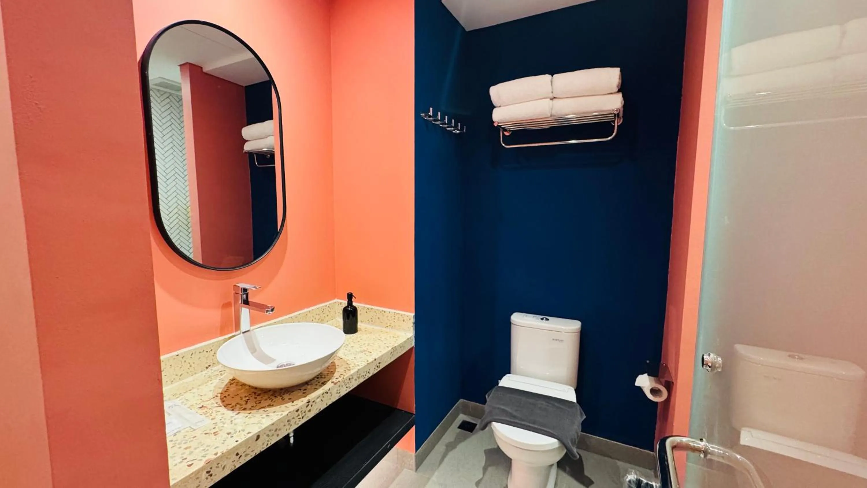 Bathroom in Yellow Bee Resort Cililitan