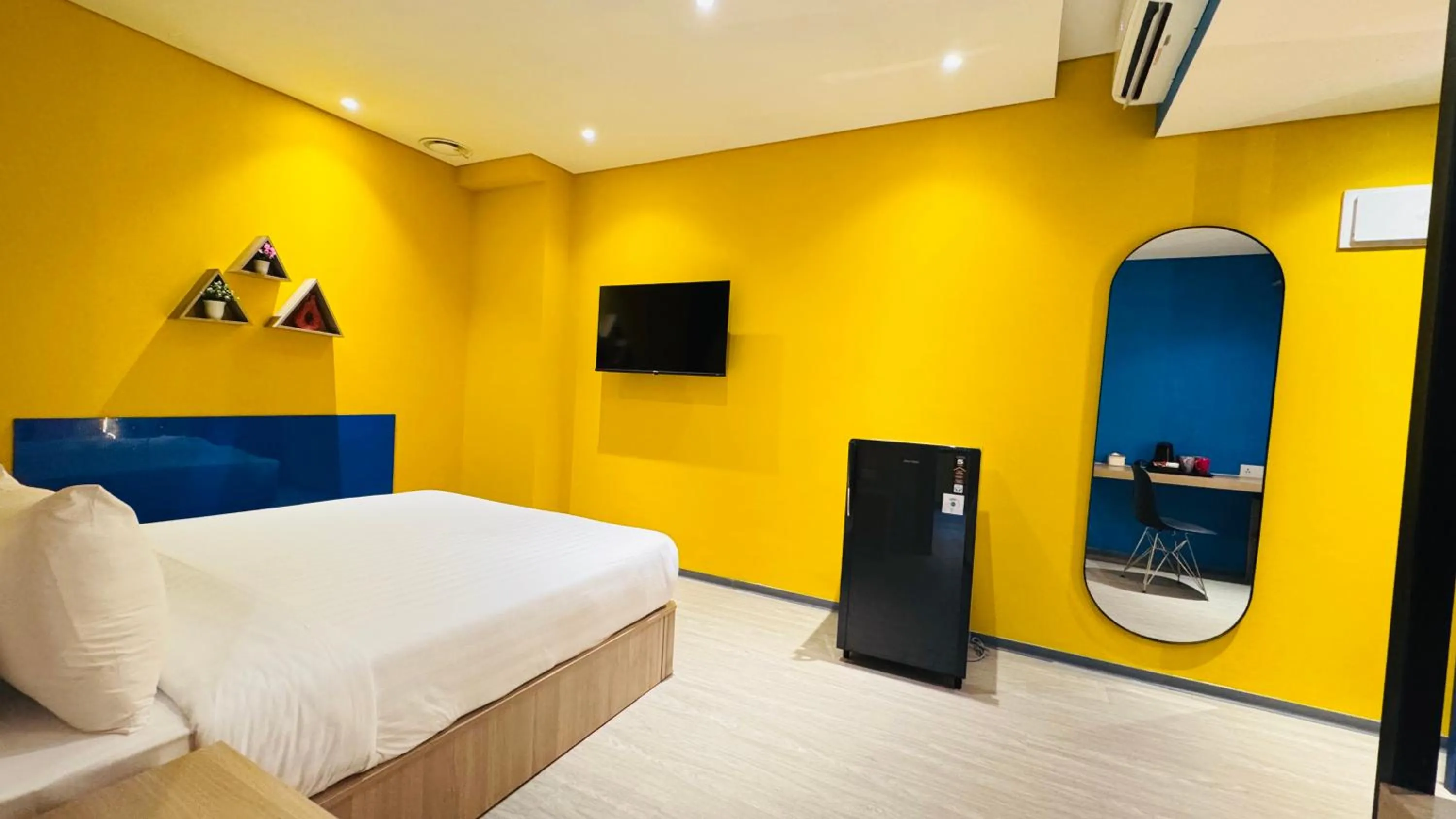 Bedroom, Bed in Yellow Bee Resort Cililitan