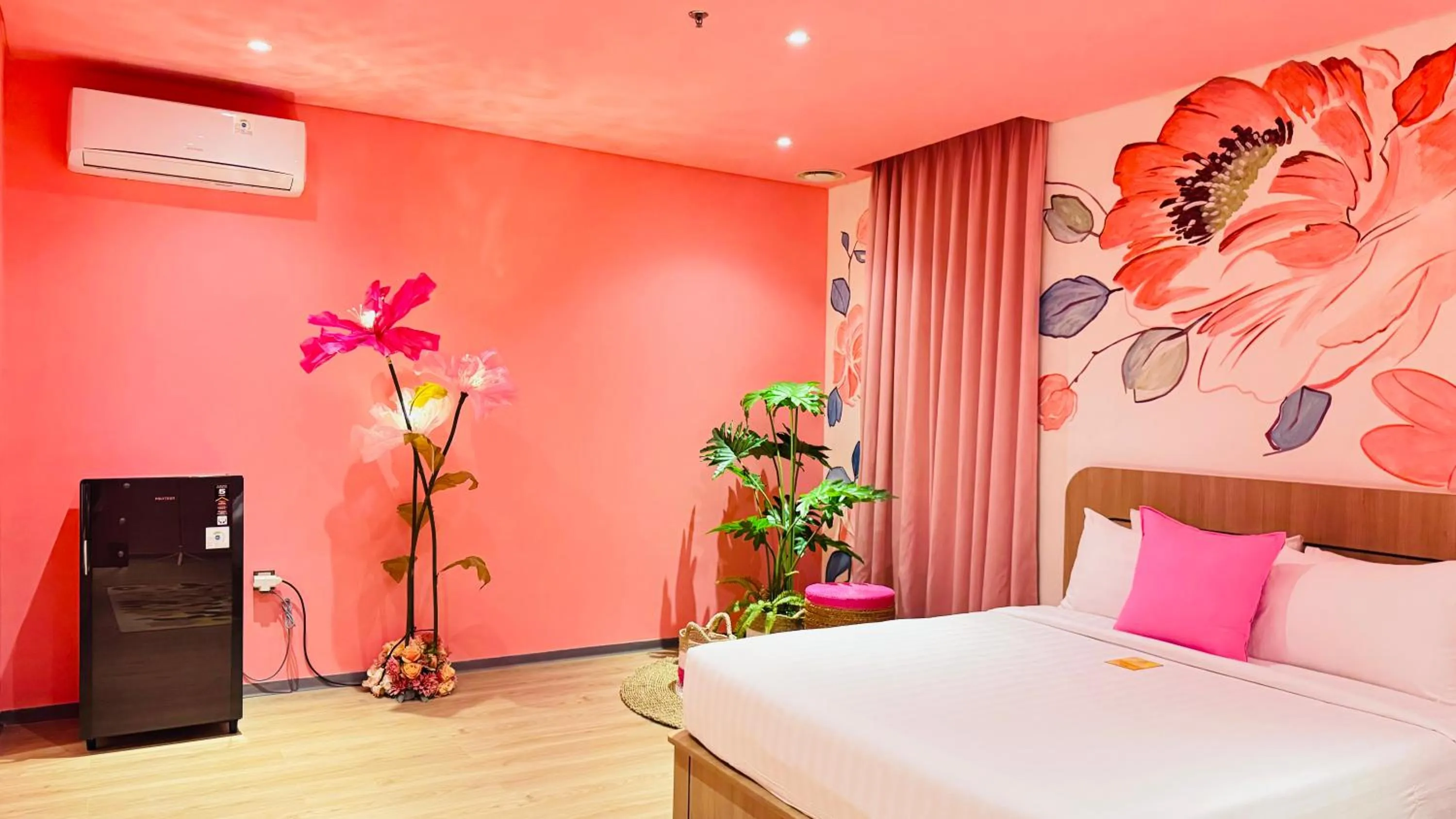 Bedroom, Bed in Yellow Bee Resort Cililitan