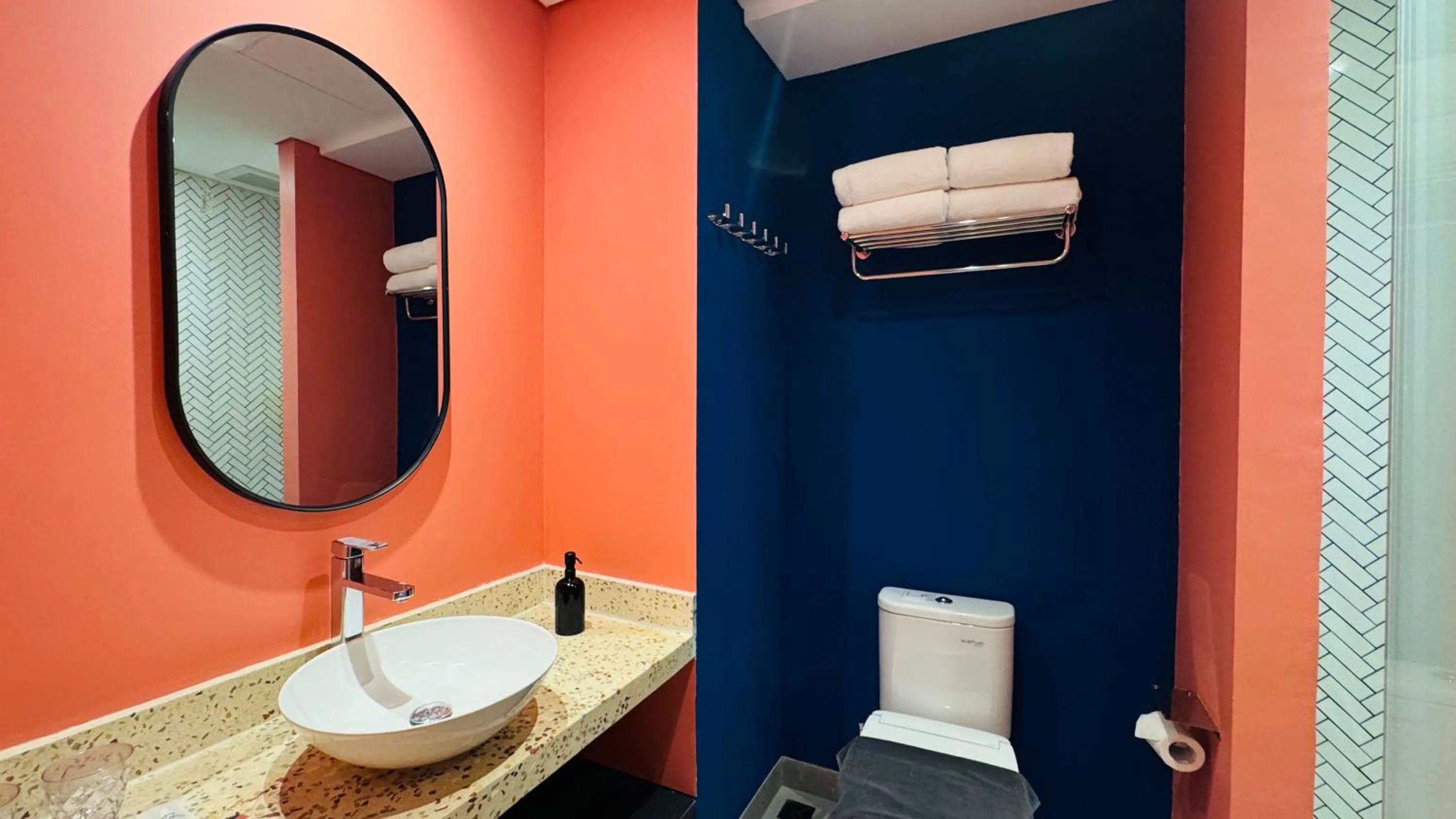 Bathroom in Yellow Bee Resort Cililitan