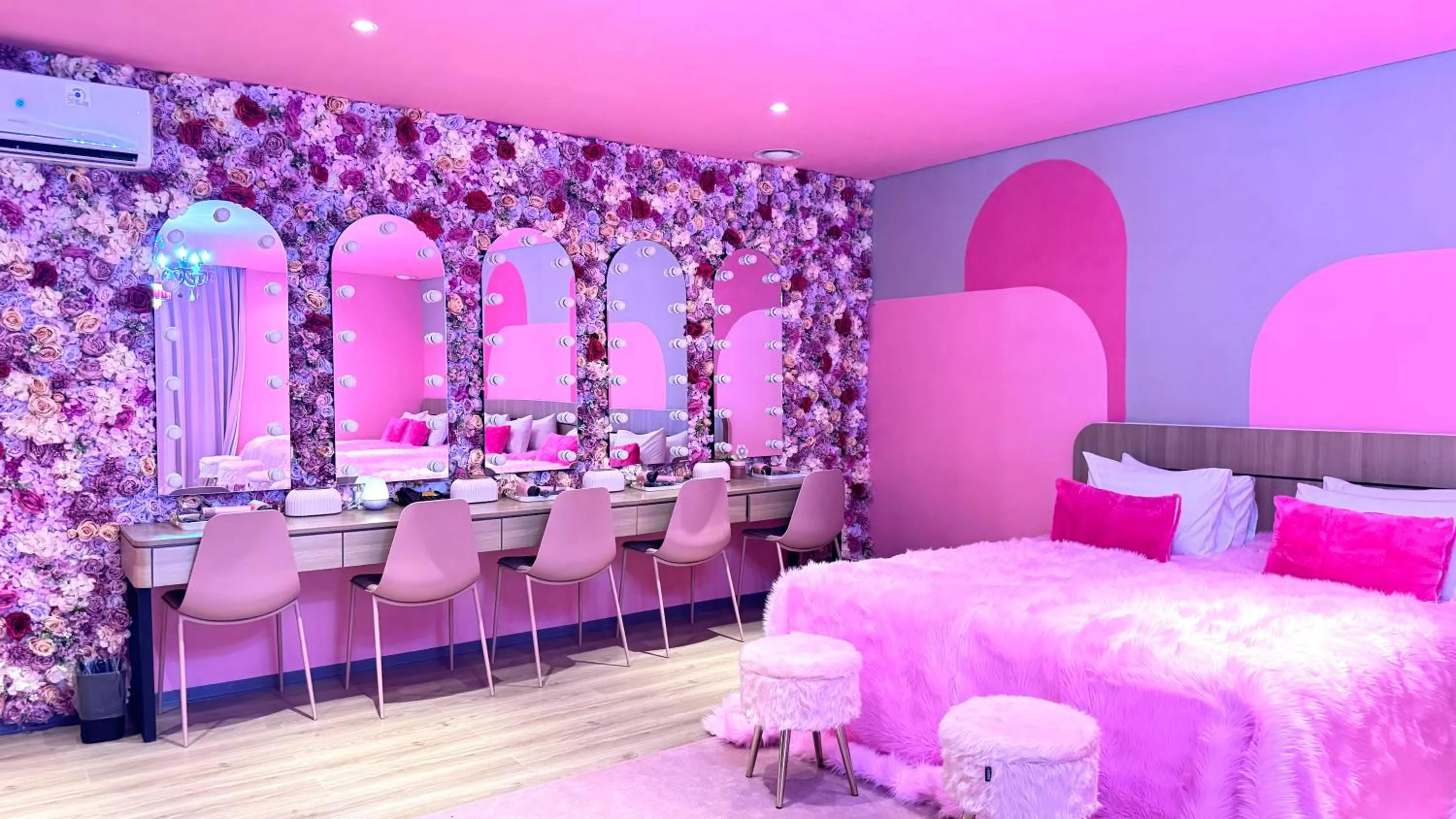 Bedroom, Bed in Yellow Bee Resort Cililitan