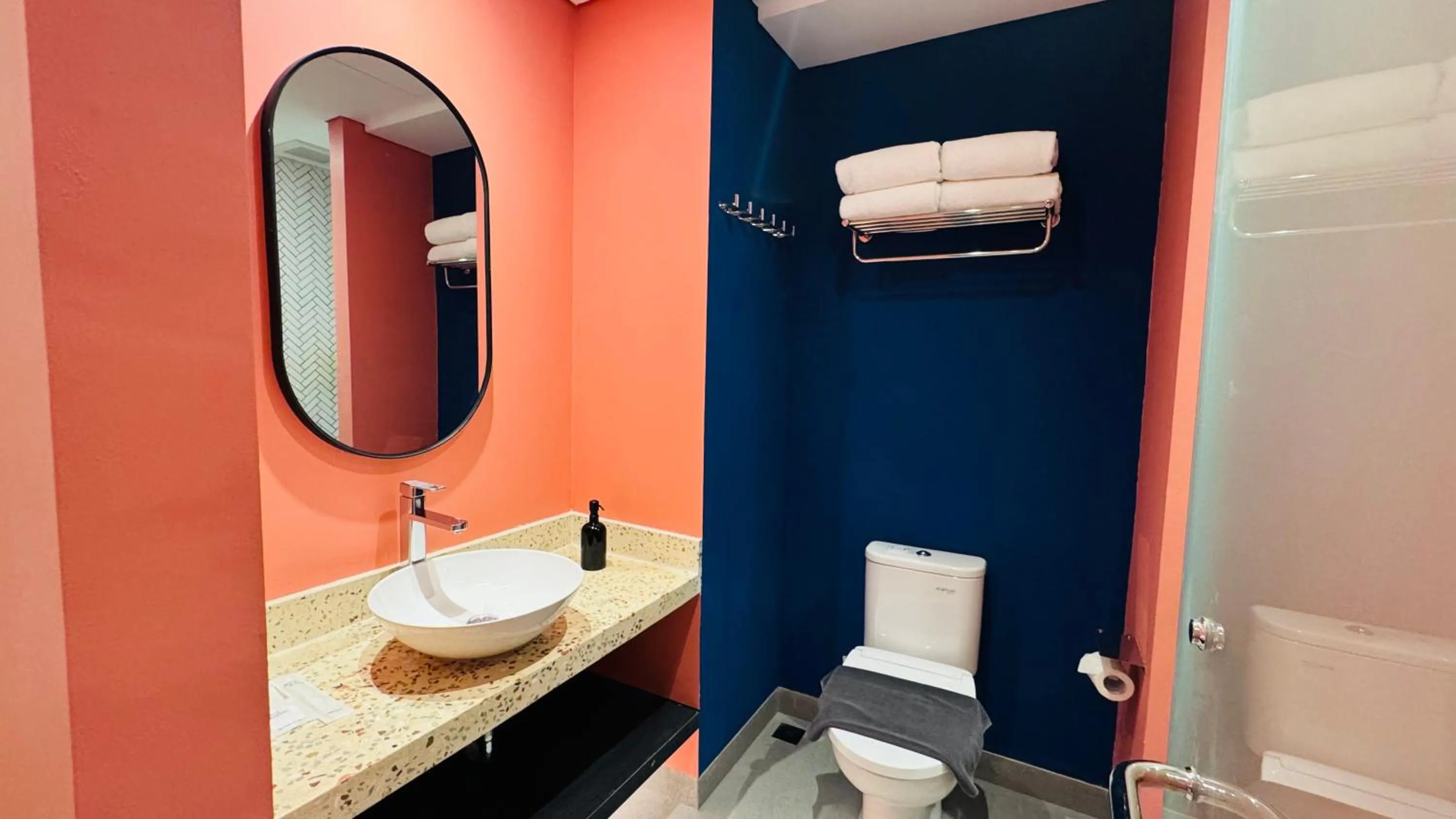 Bathroom in Yellow Bee Resort Cililitan