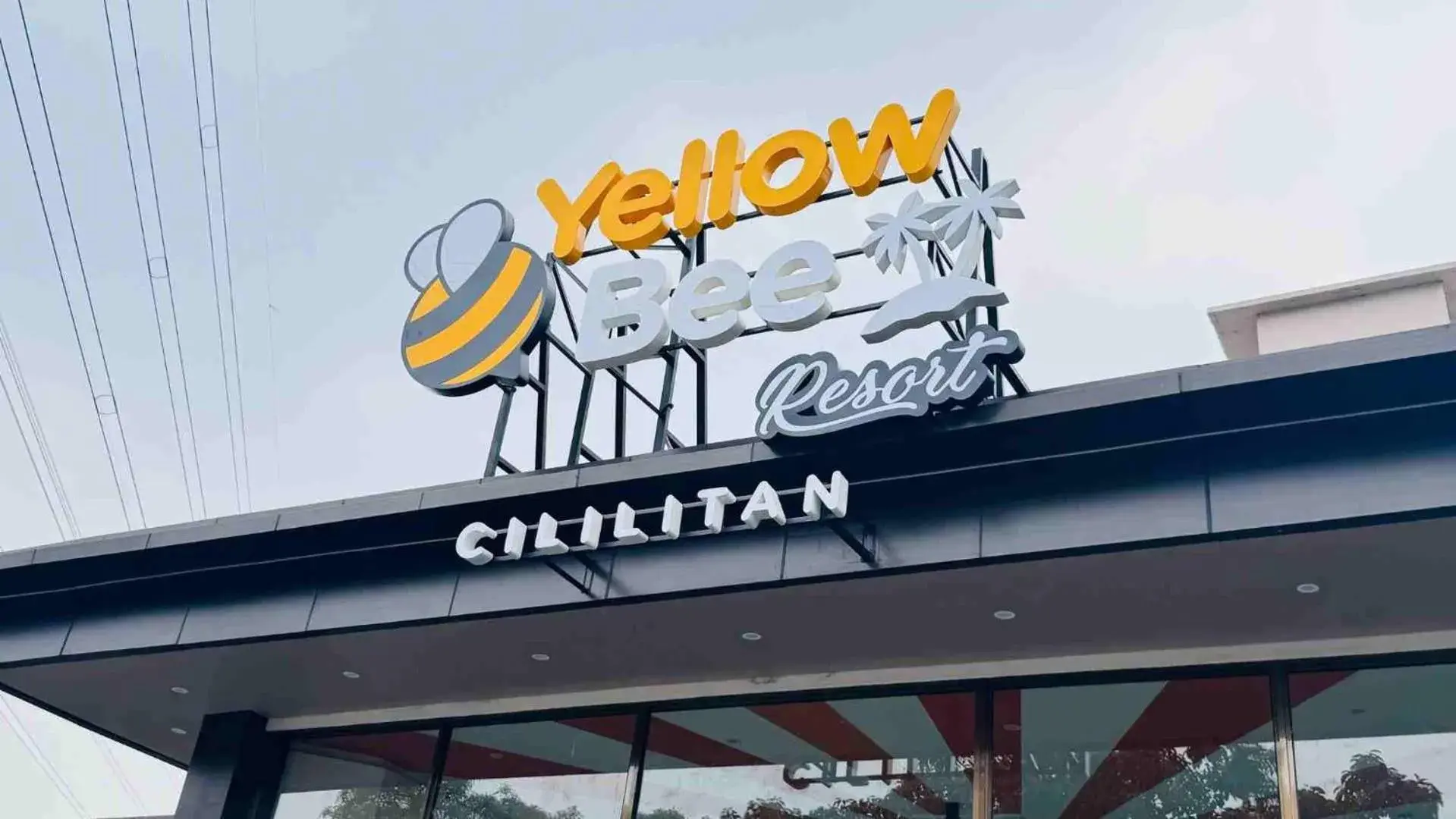 Facade/entrance in Yellow Bee Resort Cililitan Facade/entrance in Yellow Bee Resort Cililitan