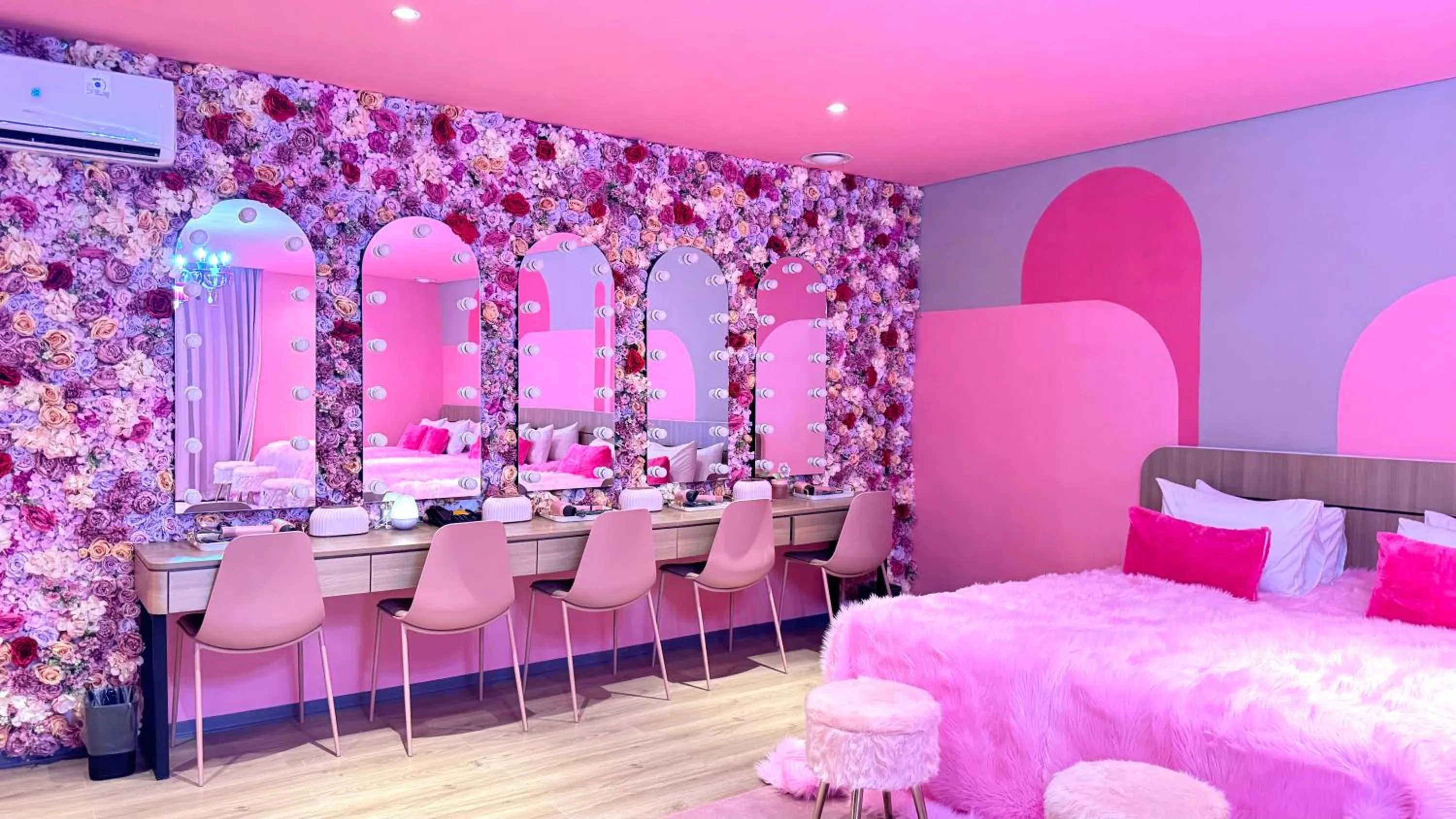 Bedroom, Bed in Yellow Bee Resort Cililitan