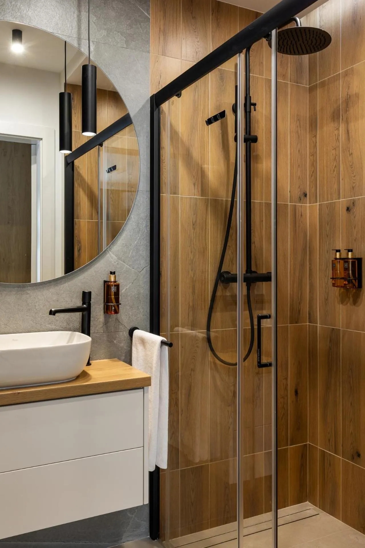Shower in Cyrhla Apartamenty - sauna, playroom, free parking & wifi