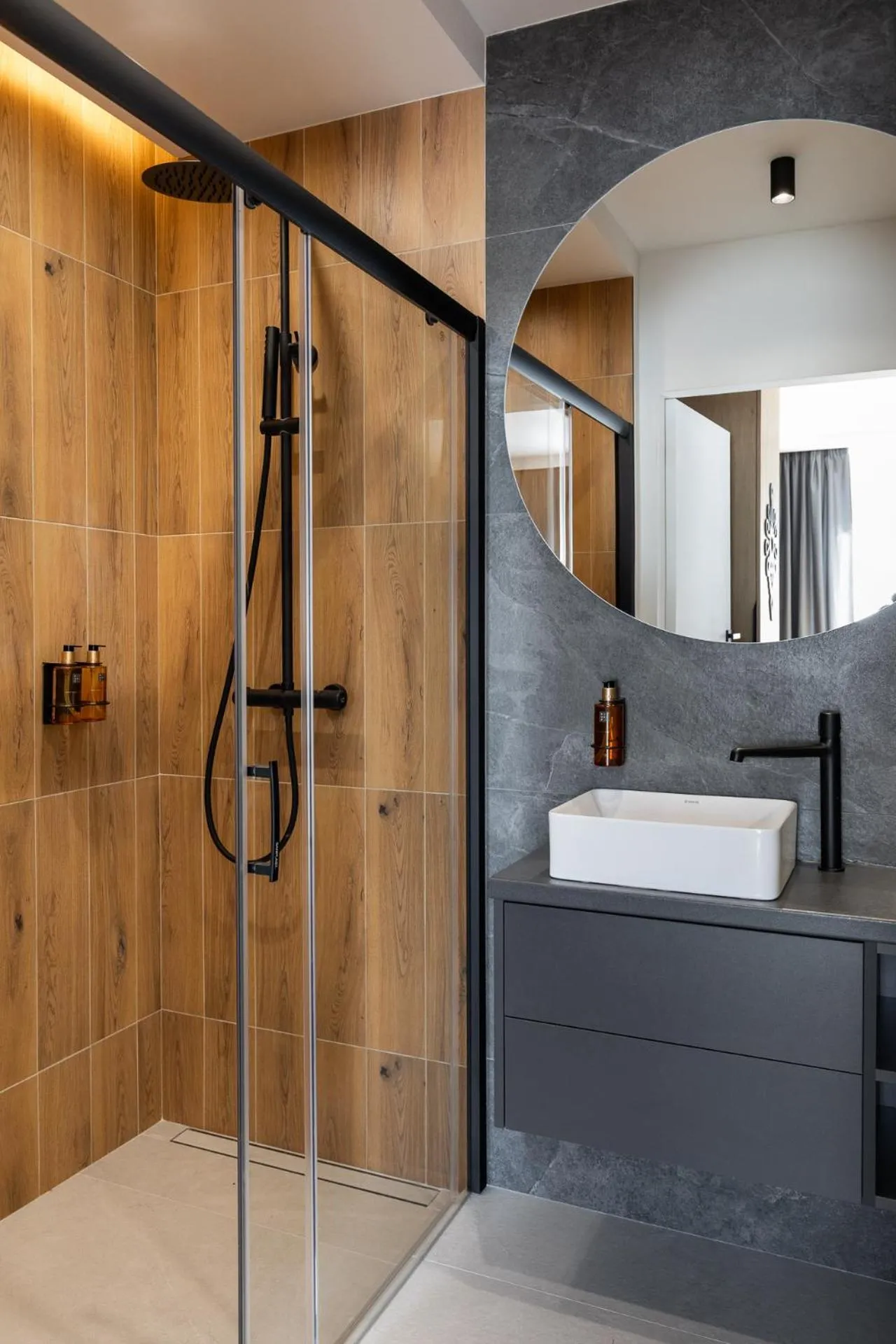 Shower in Cyrhla Apartamenty - sauna, playroom, free parking & wifi